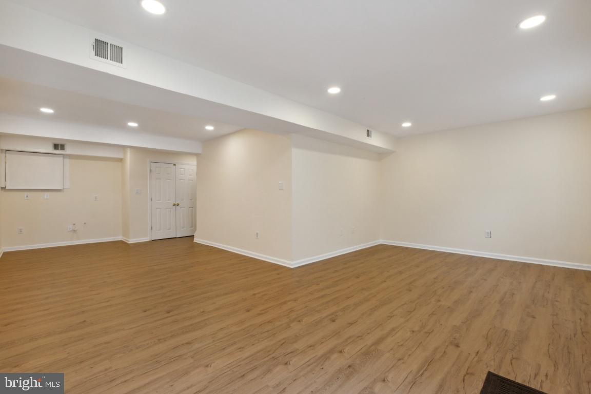 FARMINGDALE ESTATES - Residential Lease