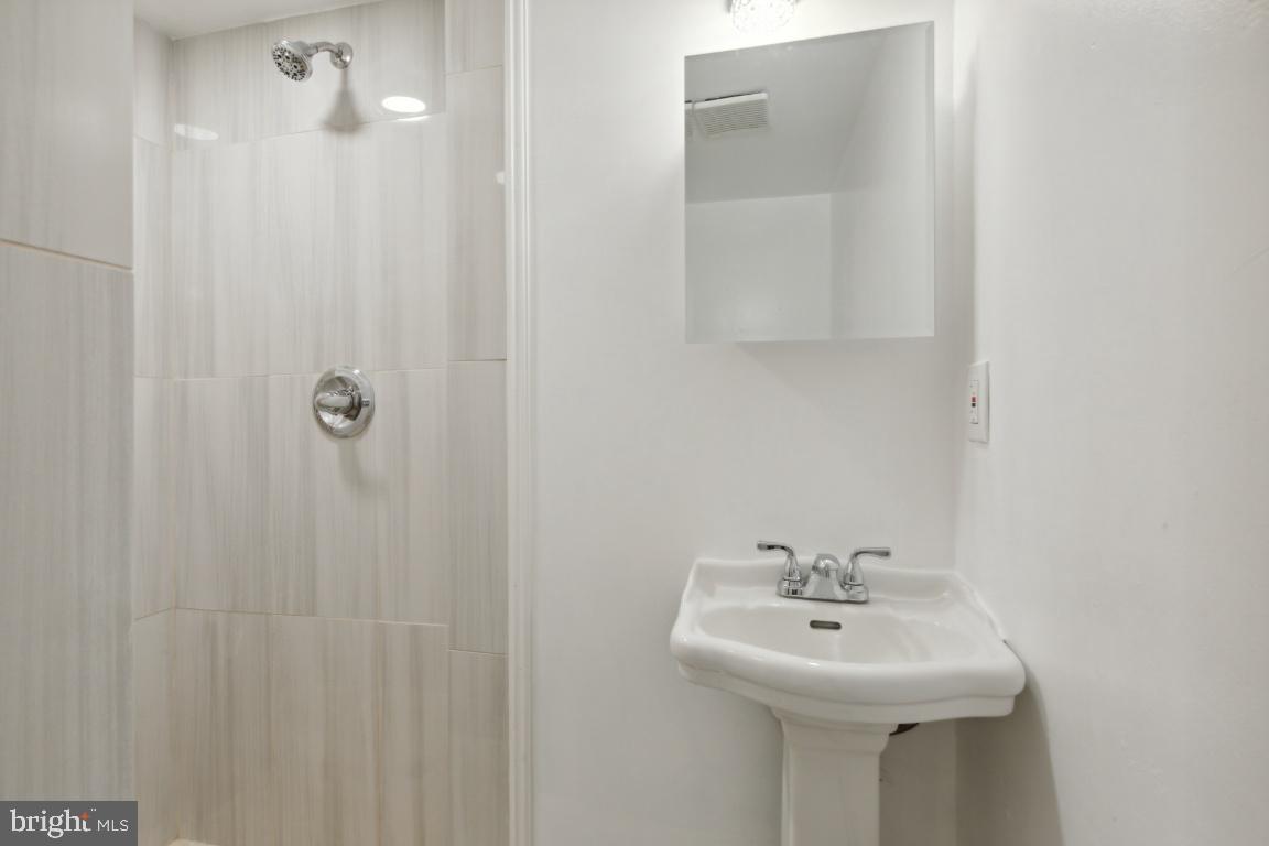 FARMINGDALE ESTATES - Residential Lease