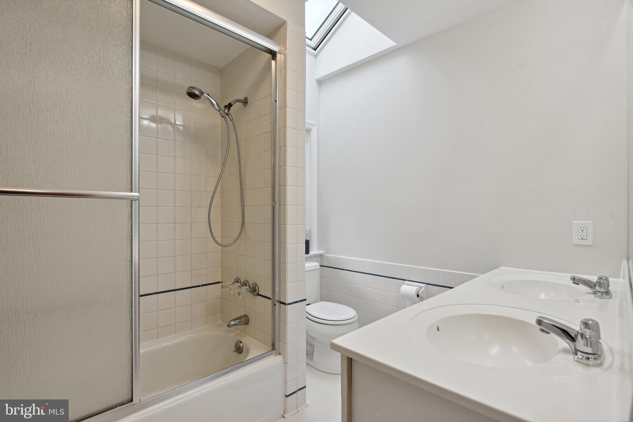 OAKWOOD KNOLLS - Residential Lease