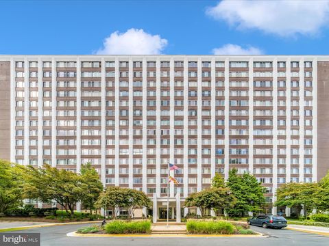Photo of 11801 Rockville Pike #910, ROCKVILLE, MD 20852 (MLS # MDMC2196038)