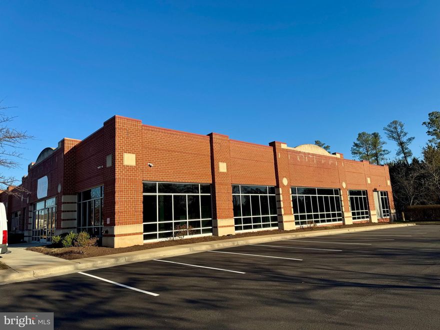 For Lease about 6,360 SF of Office/warehouse space near Dulles Airport, within minutes of the Dulles Toll Road, Dulles 28 Centre and Dulles Town Center.
PD-IP zoning allows for flexible uses.