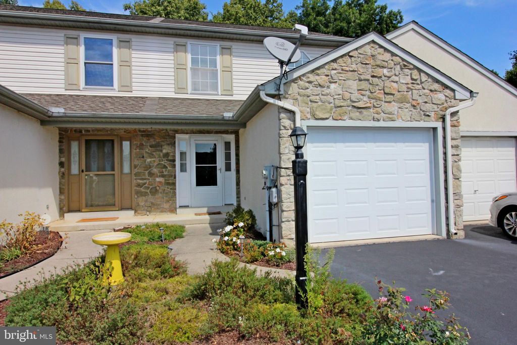 Photo of 141 MOORLAND CT, LITITZ, PA 17543 (MLS # PALA2040040)