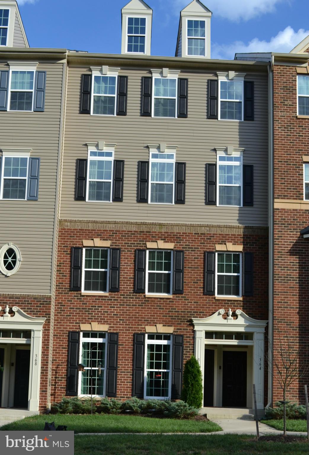 TOWN CENTER COMMONS - Residential Lease