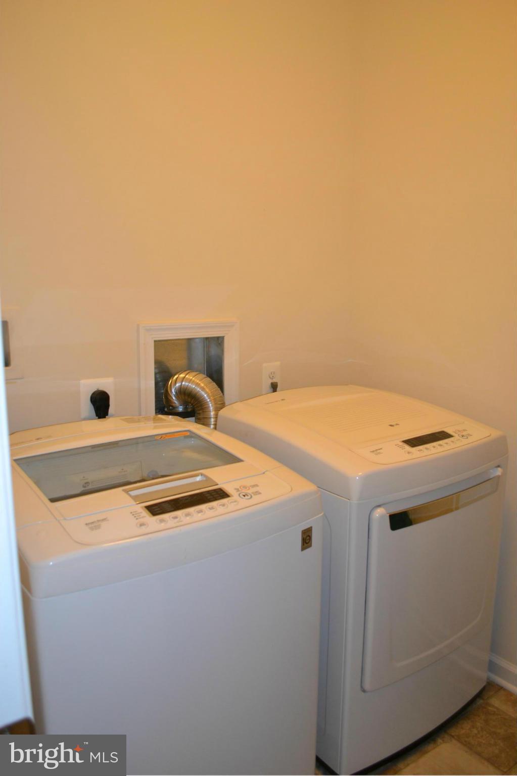 TOWN CENTER COMMONS - Residential Lease