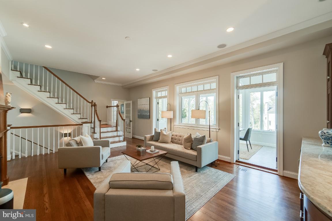 COUNTRY CLUB HILLS - Residential