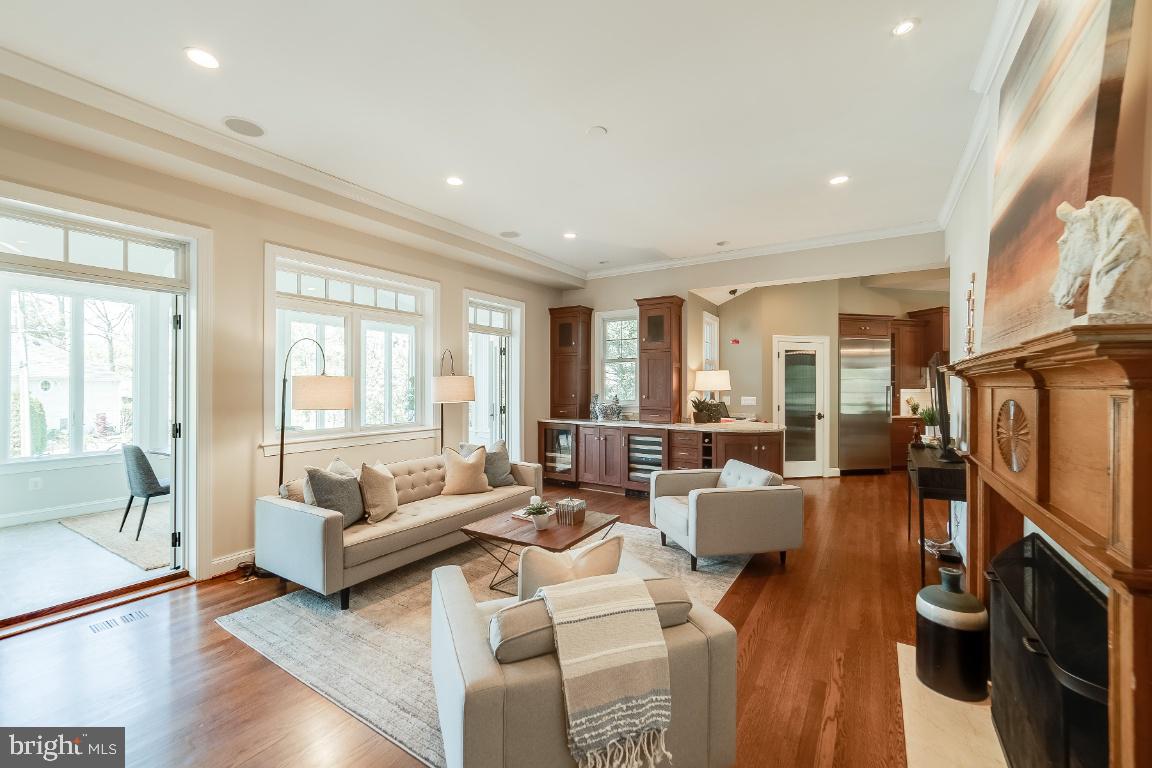 COUNTRY CLUB HILLS - Residential