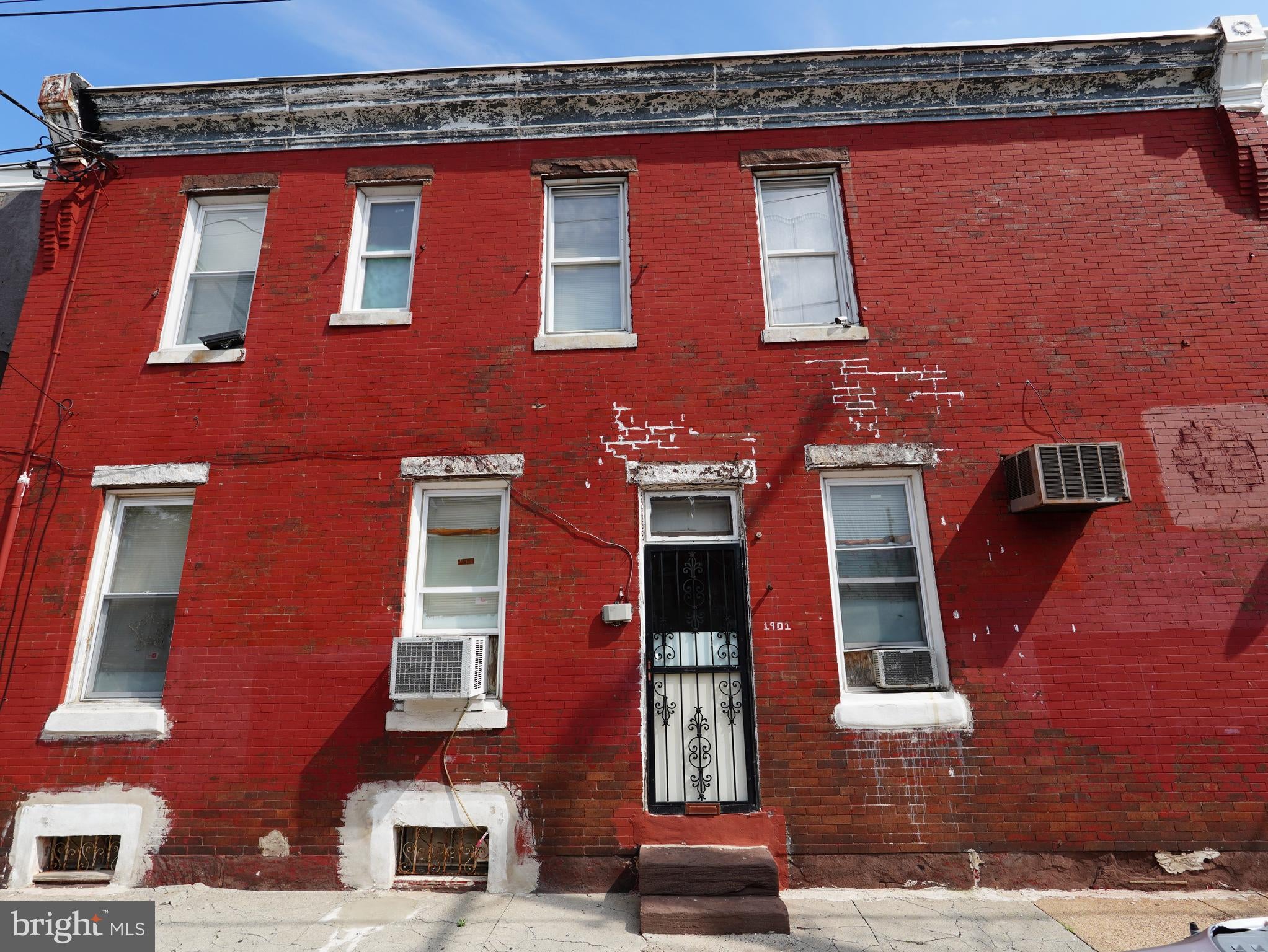 1901 E MONMOUTH STREET