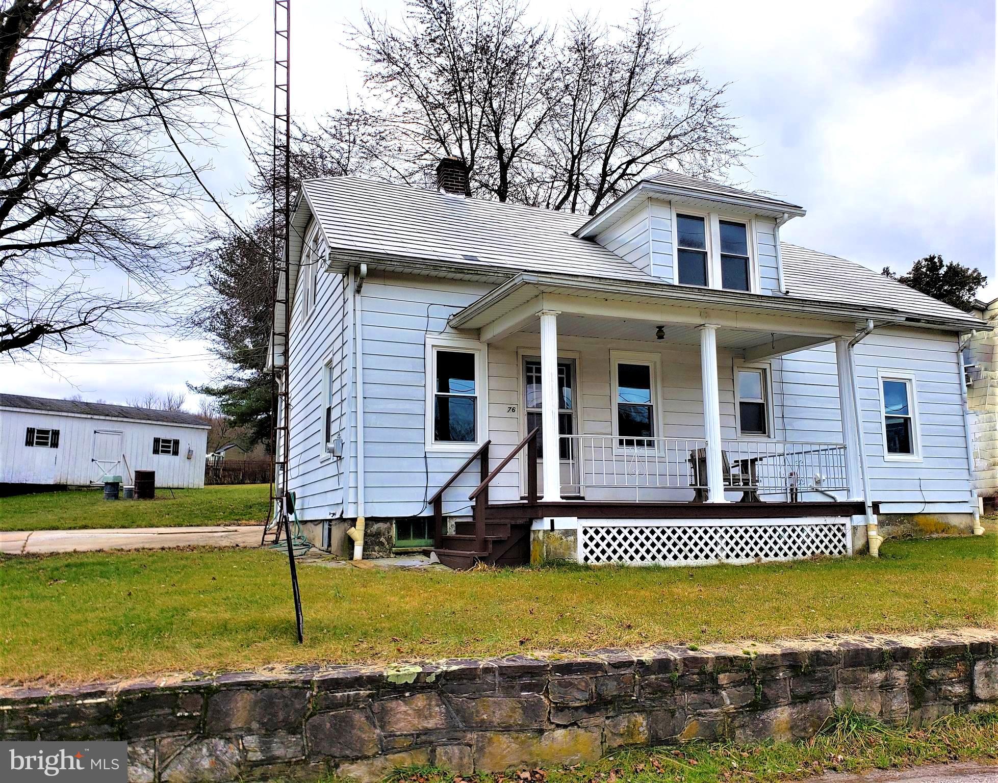 Main image without alt text