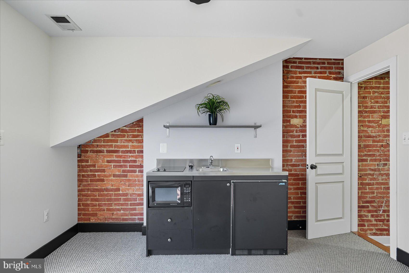 LITTLE ITALY - Residential Lease