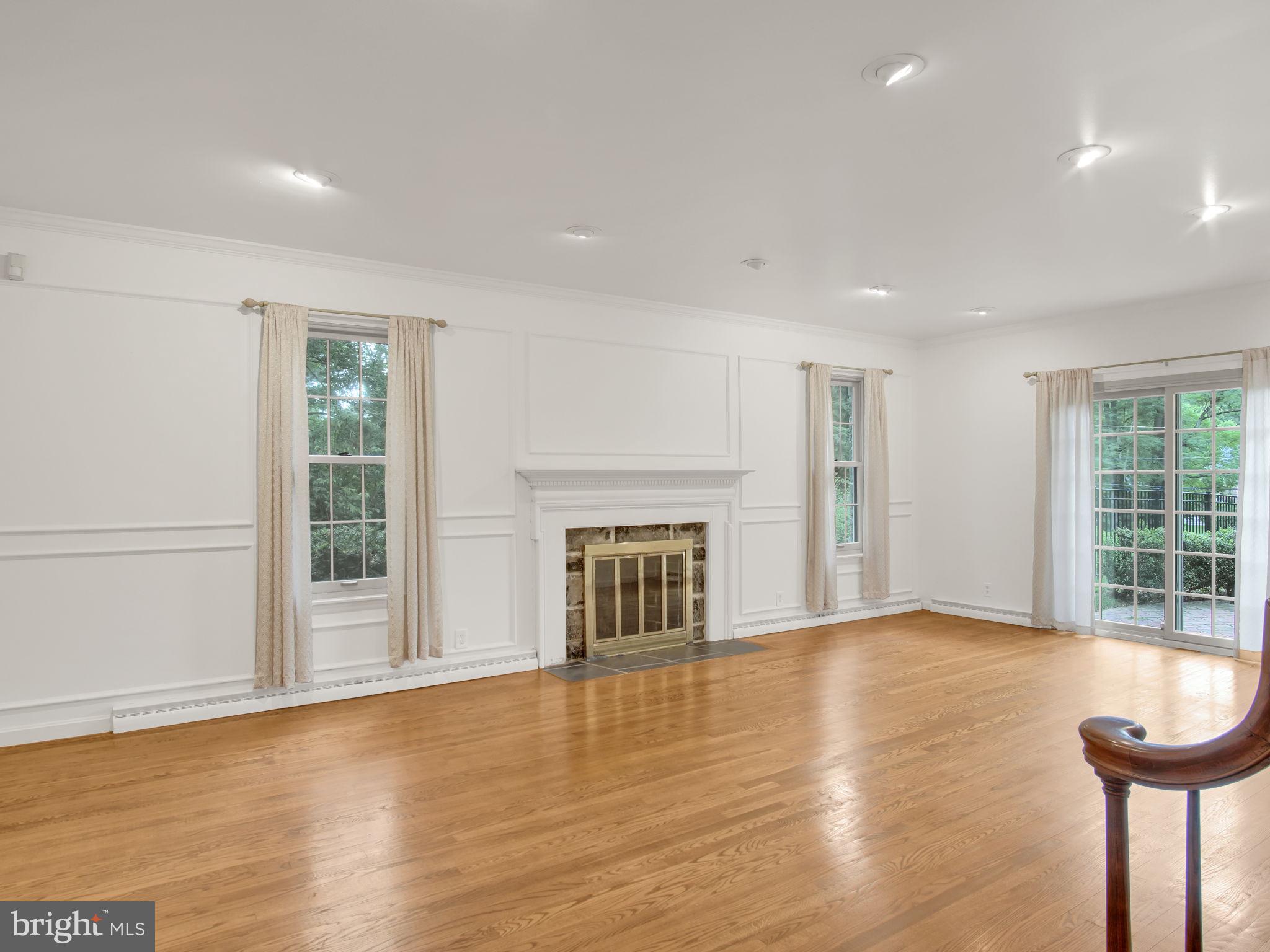 1009 DRAYER COURT
