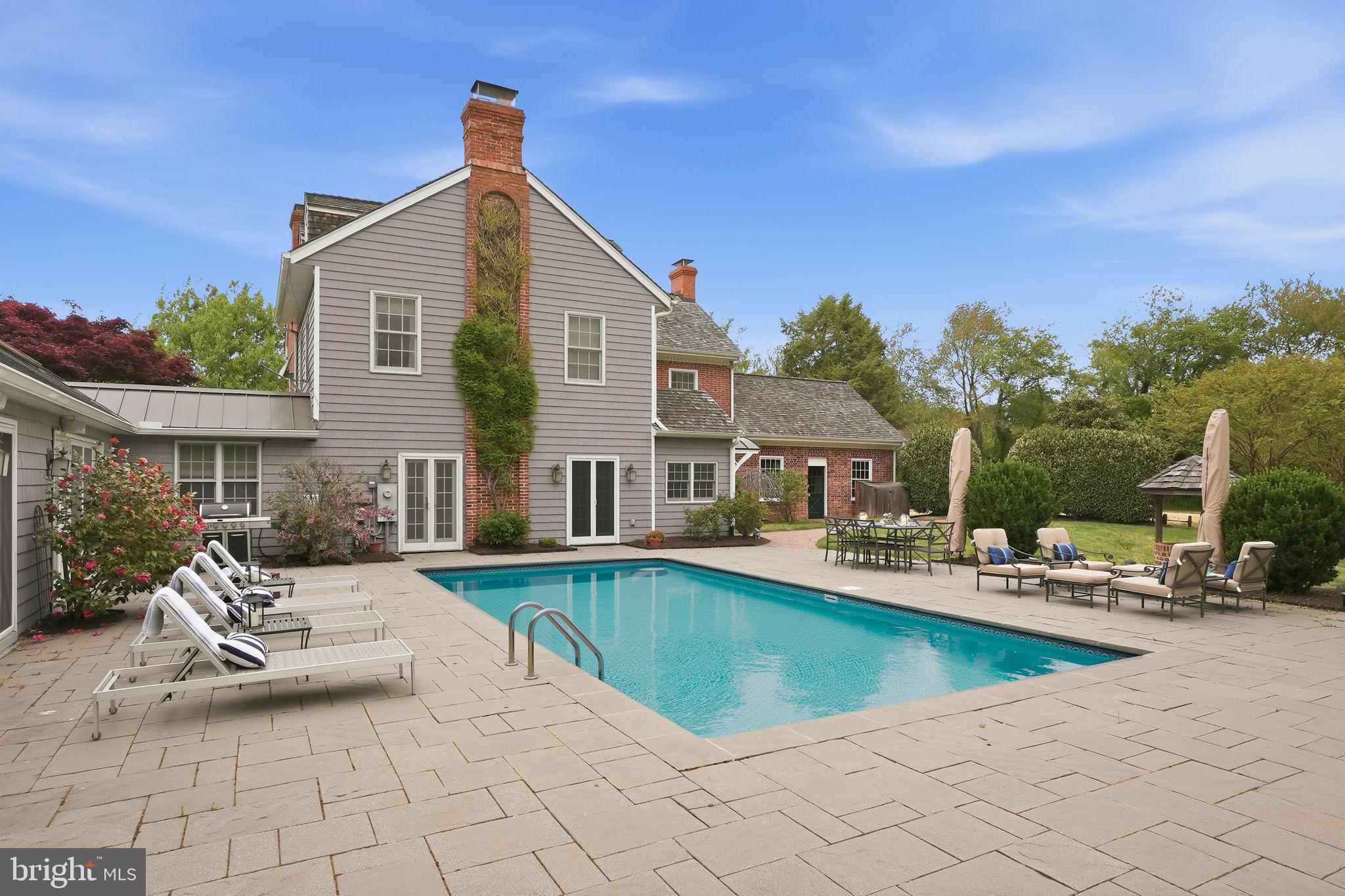 QUEEN ANNE COLONY - Residential