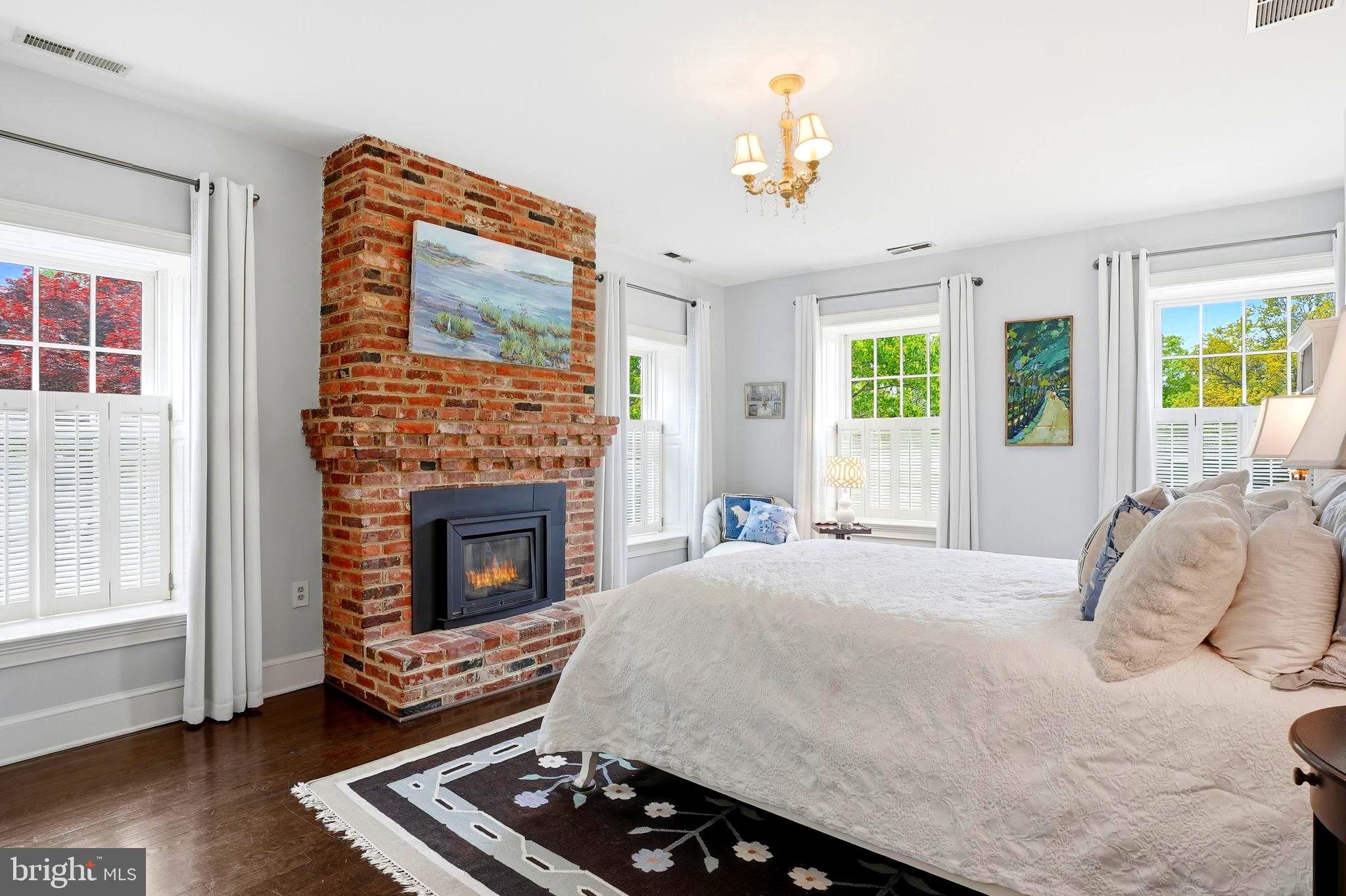 QUEEN ANNE COLONY - Residential