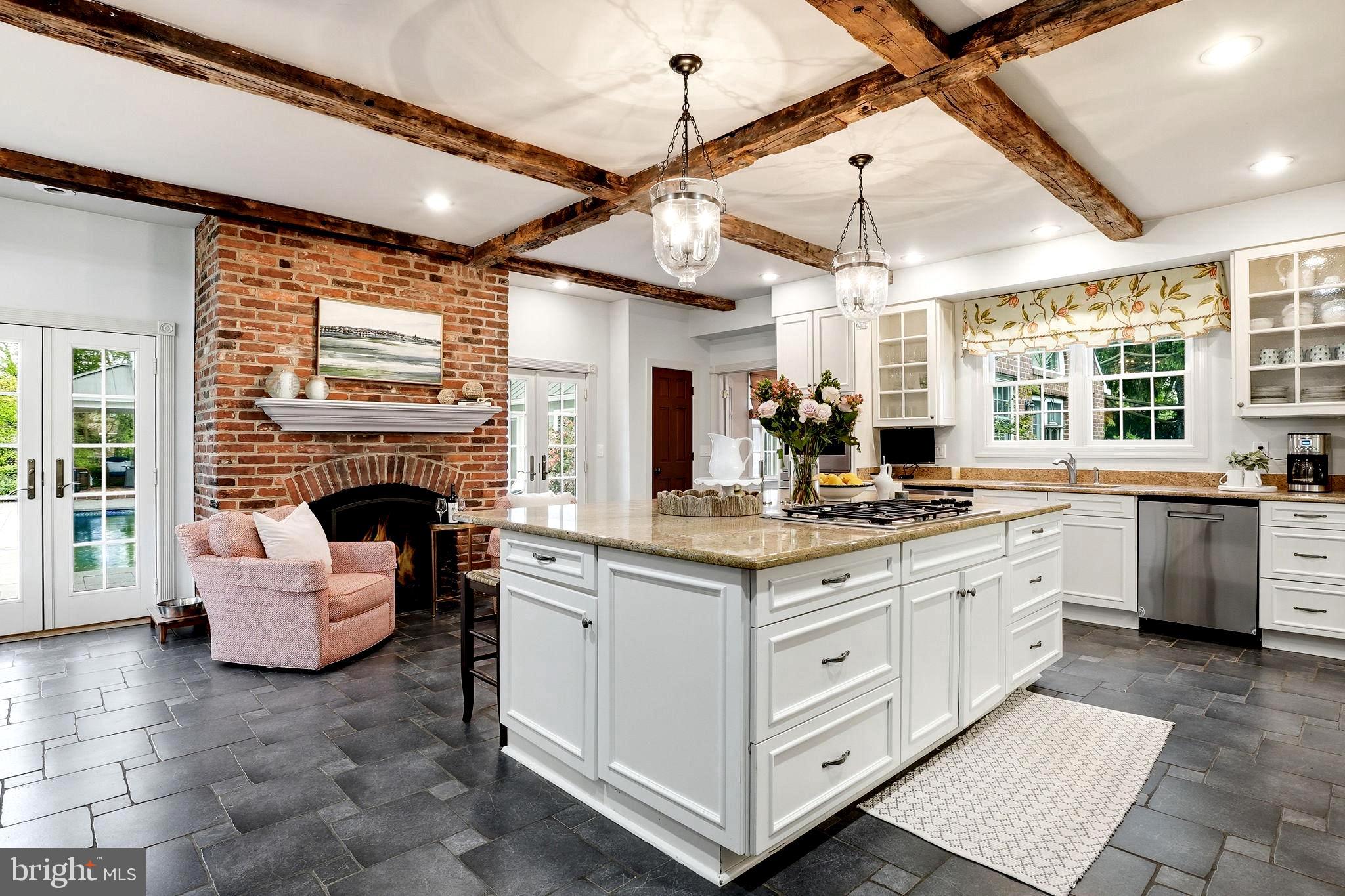 QUEEN ANNE COLONY - Residential