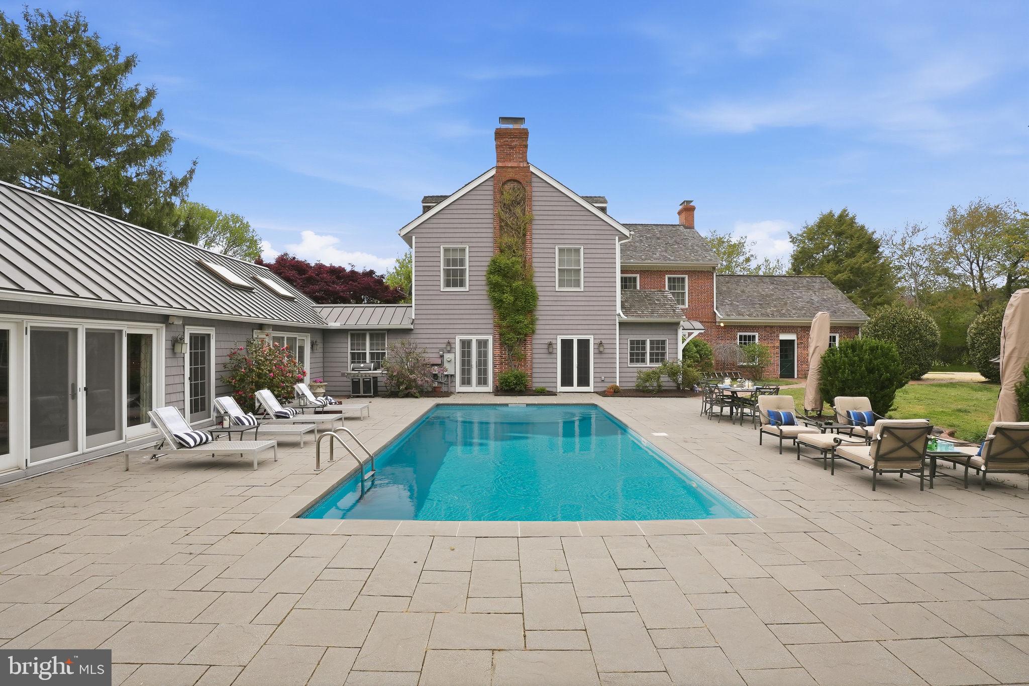 QUEEN ANNE COLONY - Residential