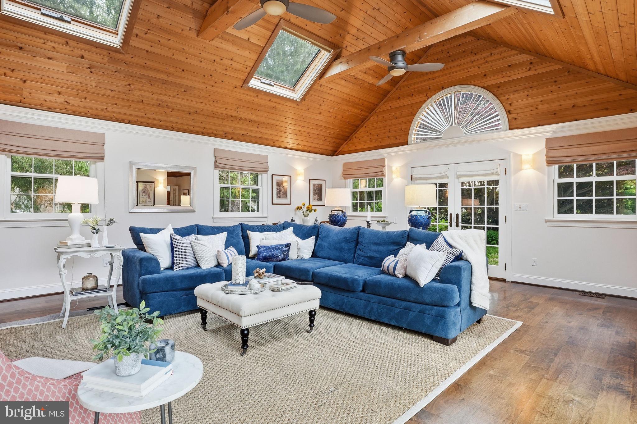 QUEEN ANNE COLONY - Residential