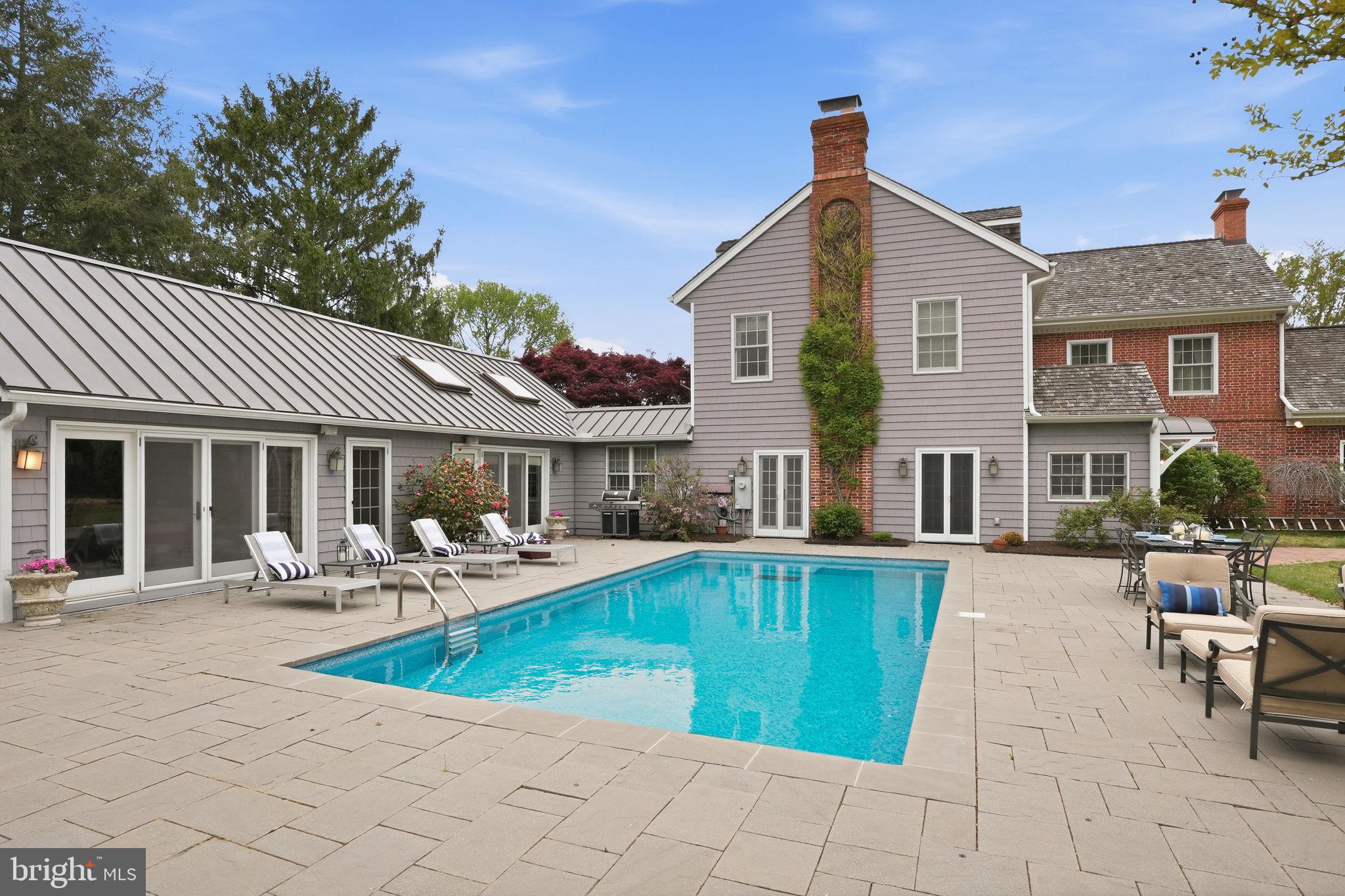 QUEEN ANNE COLONY - Residential