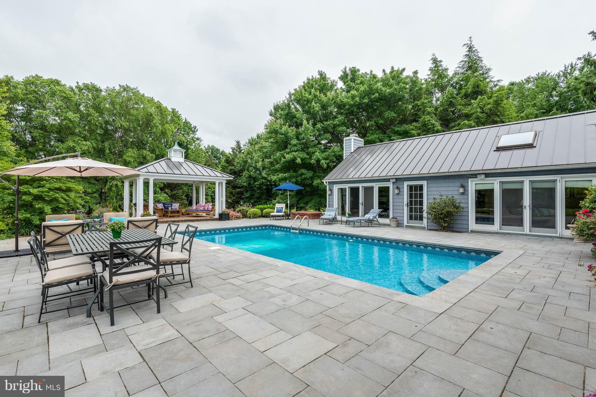 QUEEN ANNE COLONY - Residential