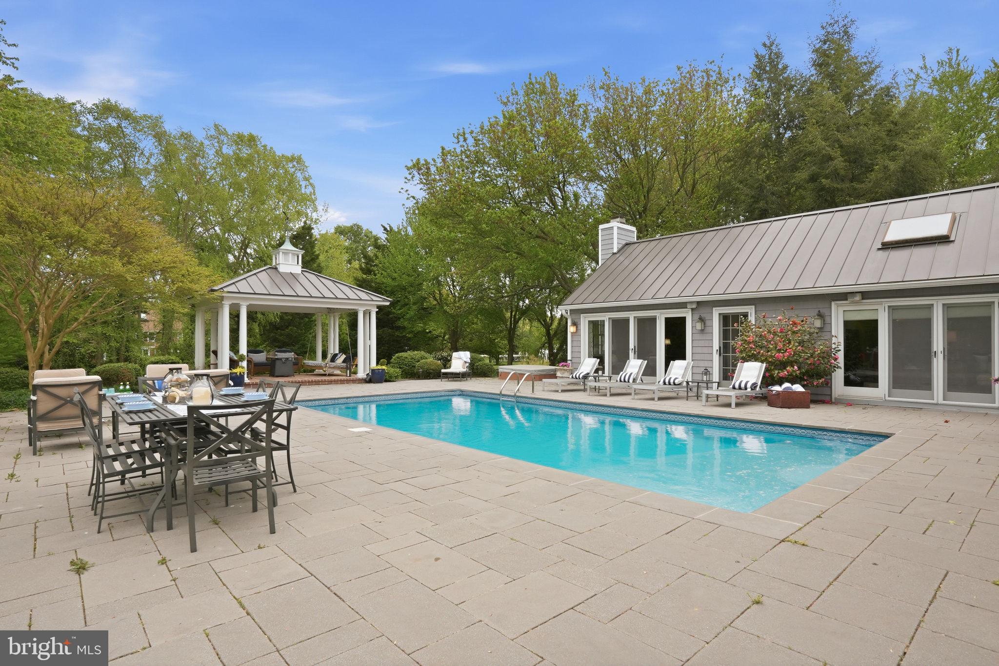 QUEEN ANNE COLONY - Residential