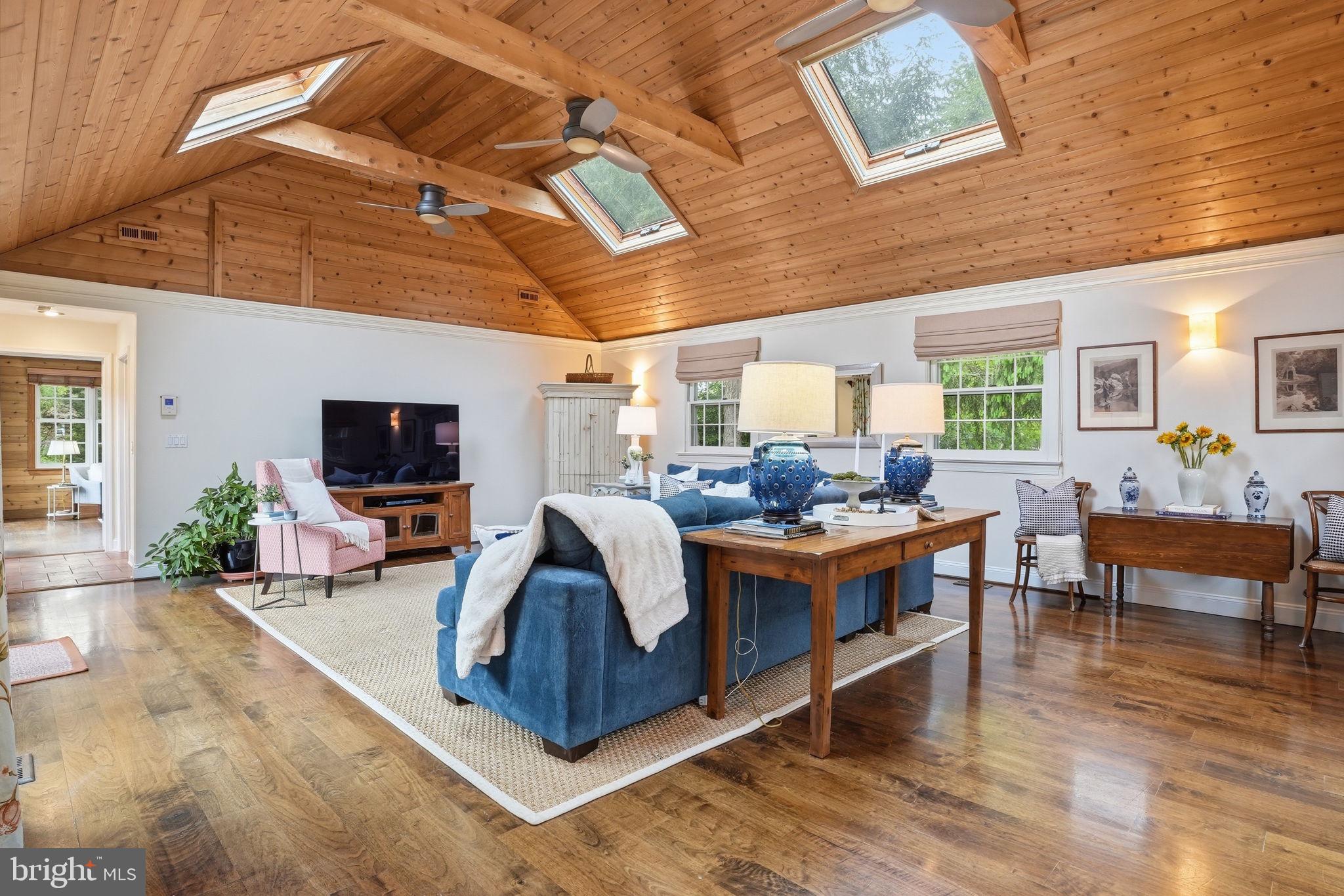 QUEEN ANNE COLONY - Residential