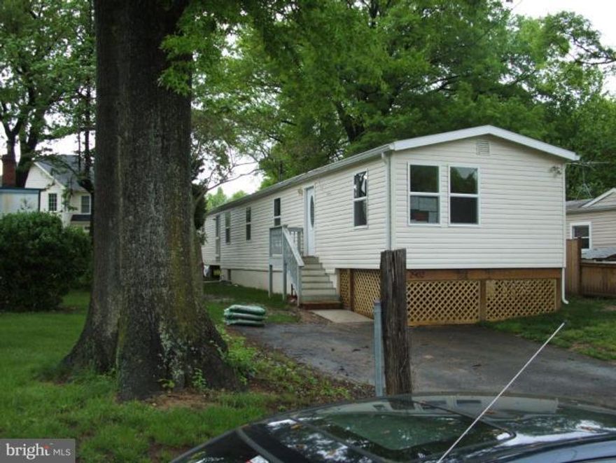 GREAT LOCATION, !!! PRICED BELOW APPRAISAL. $30,000 PRICE REDUCTION !!! BEST BUY IN THE NEIGHBORHOOD, LOADS OF SPACE, 4 BEDROOMS, 3 FULL BATHS, LARGE MASTED SUITE WITH MASTER BATH, FAMILY ROOM, NEW CARPET, FRESH PAIN, UTILITY ROOM, FULLY FINISHED BASEMENT WITH FULL BATH, LARGE REC ROOM, CLOSE TO FT BELVOIR, ALEXANDRIA, MT VERNON HOSPITAL, PENTAGON, SHOPS,RESTAURANTS.