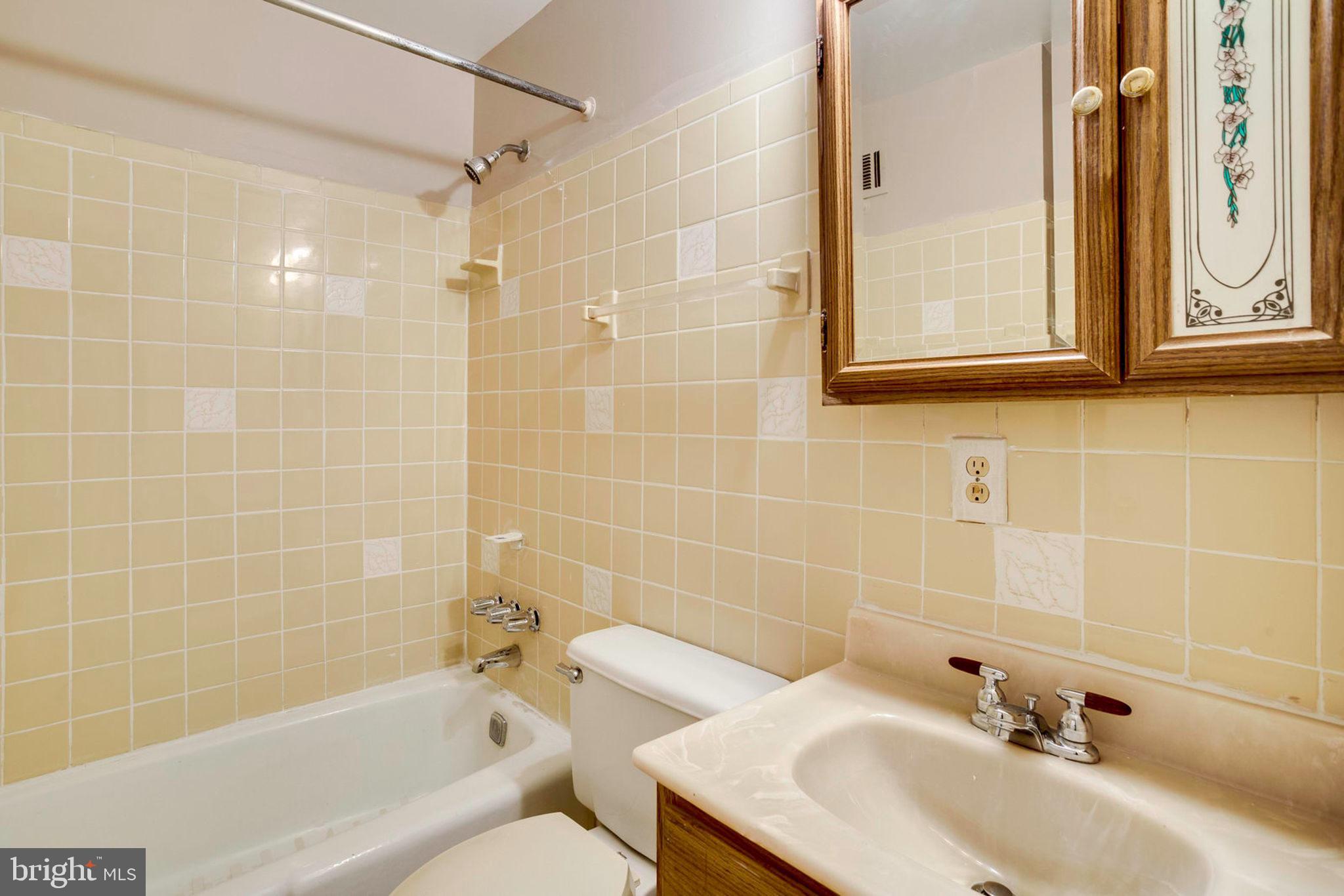 PINEWOOD LAKE - Residential