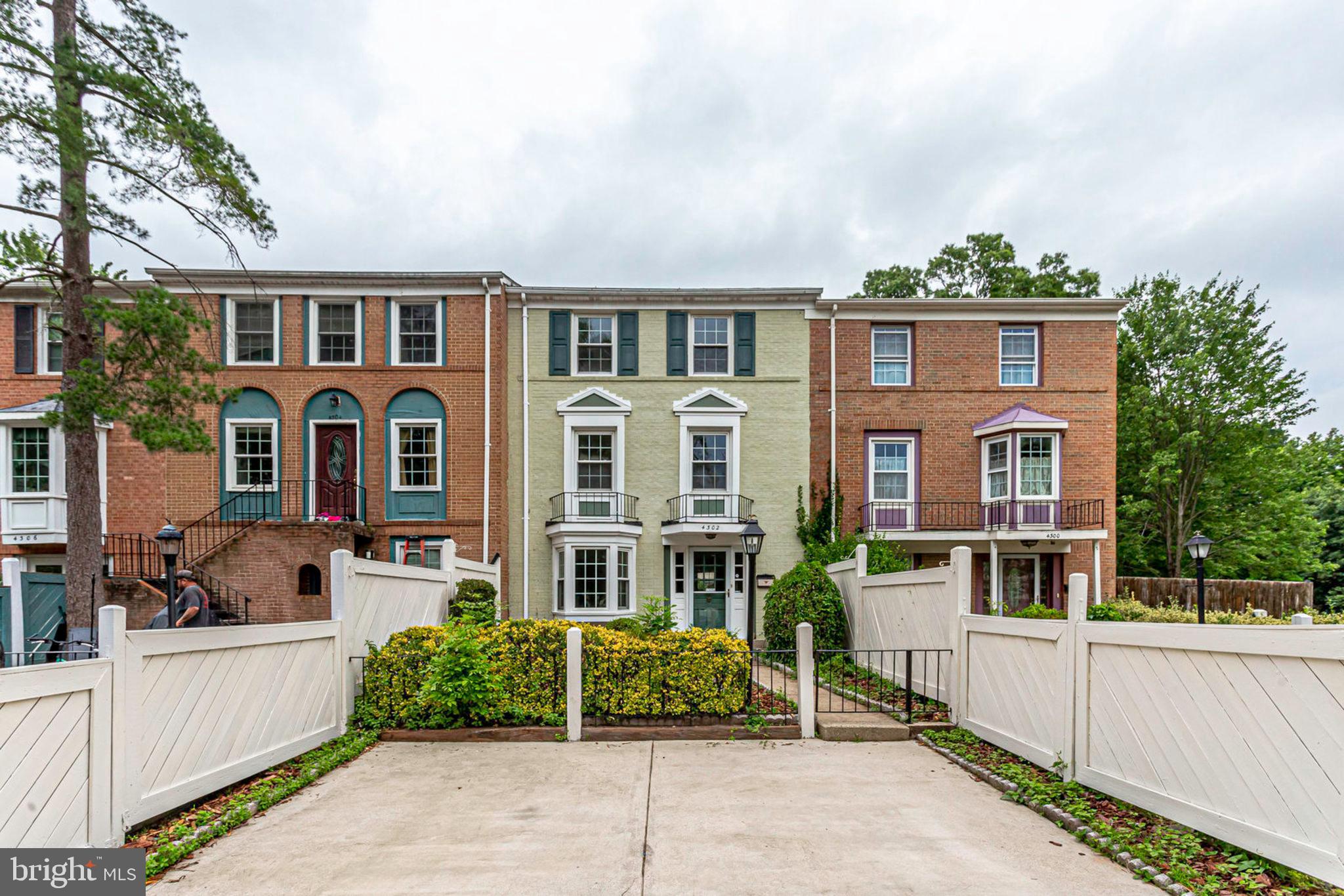 PINEWOOD LAKE - Residential