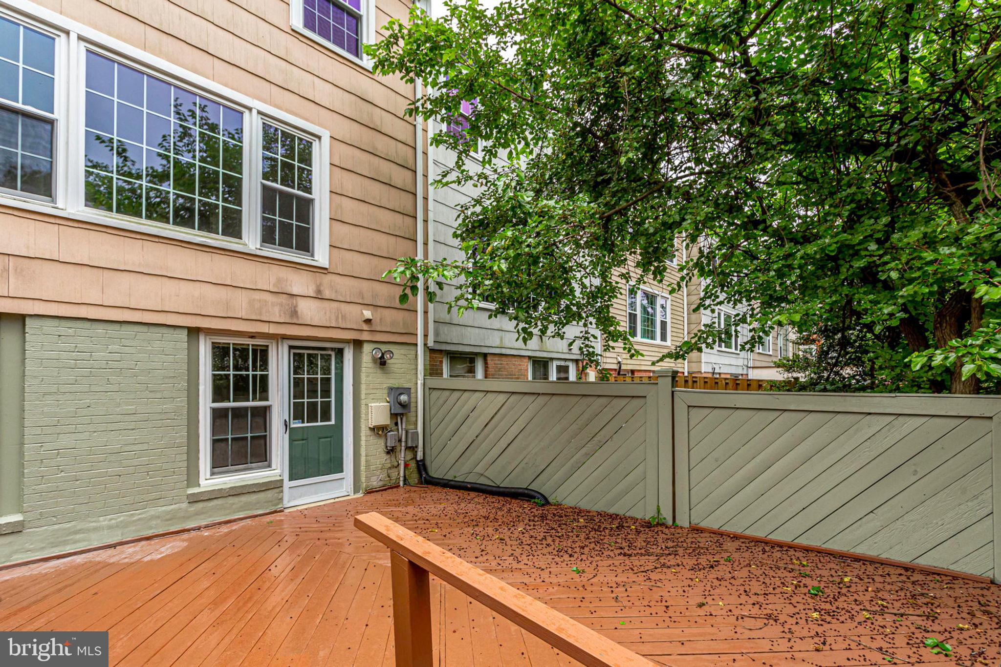 PINEWOOD LAKE - Residential