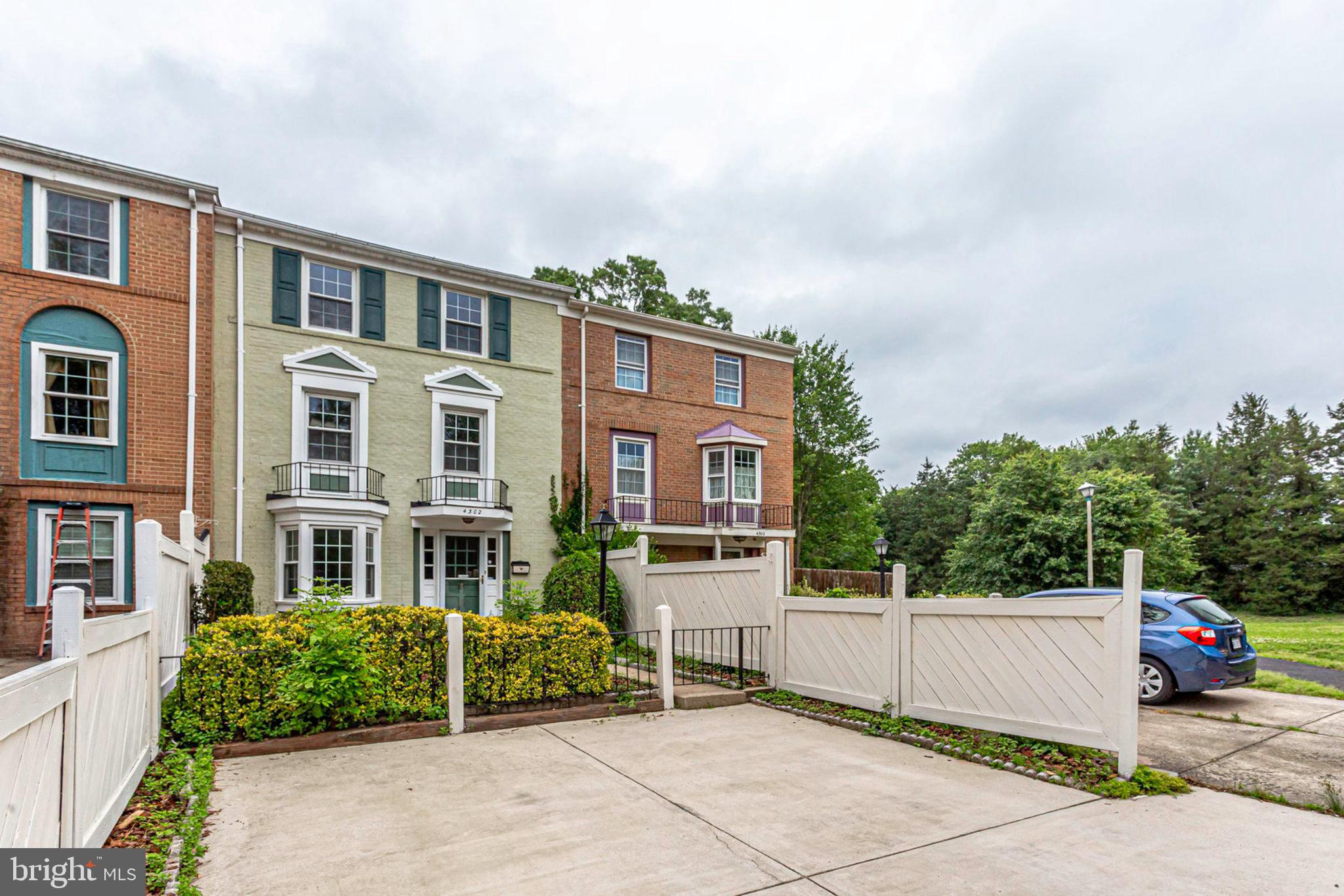 PINEWOOD LAKE - Residential