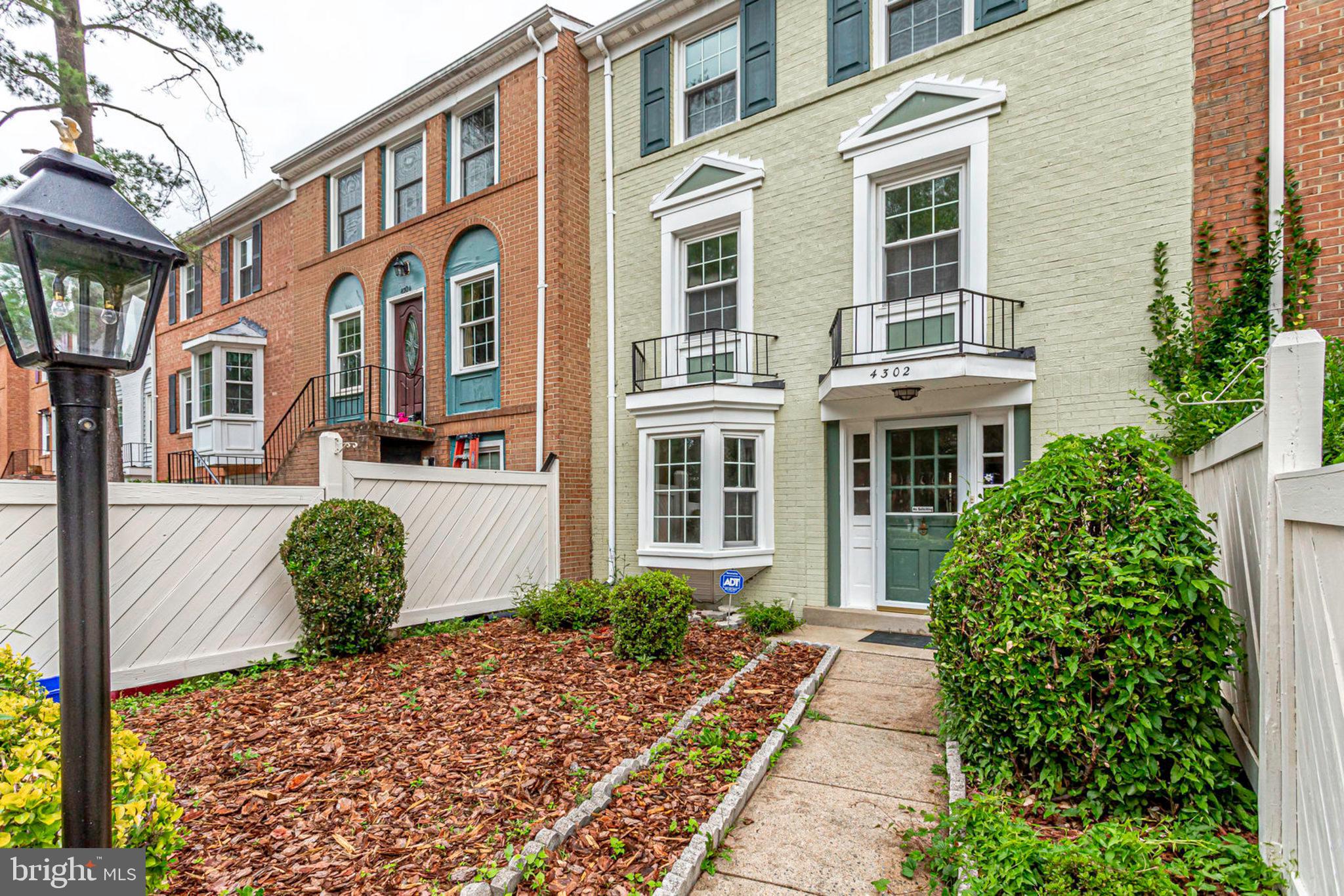 PINEWOOD LAKE - Residential