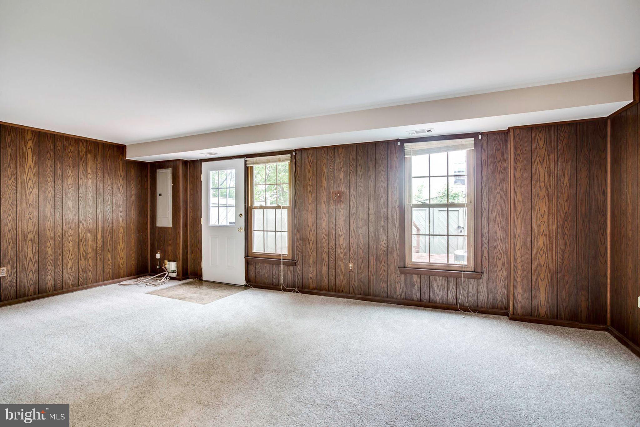 PINEWOOD LAKE - Residential