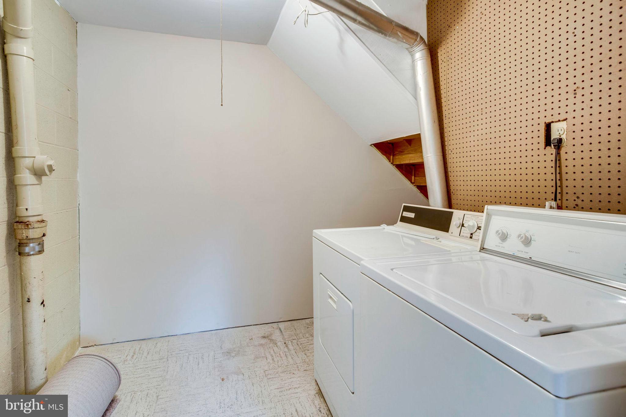 PINEWOOD LAKE - Residential