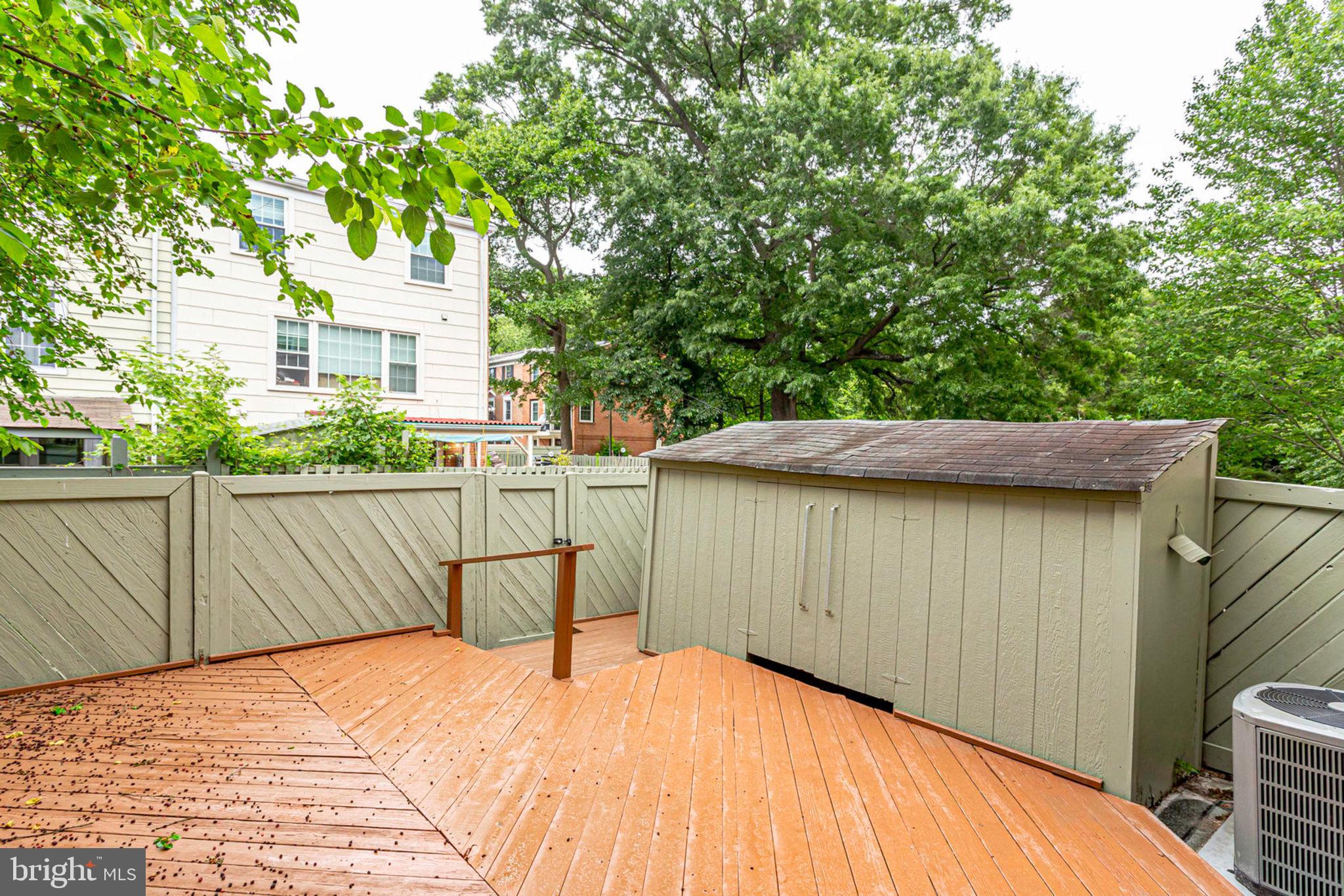 PINEWOOD LAKE - Residential