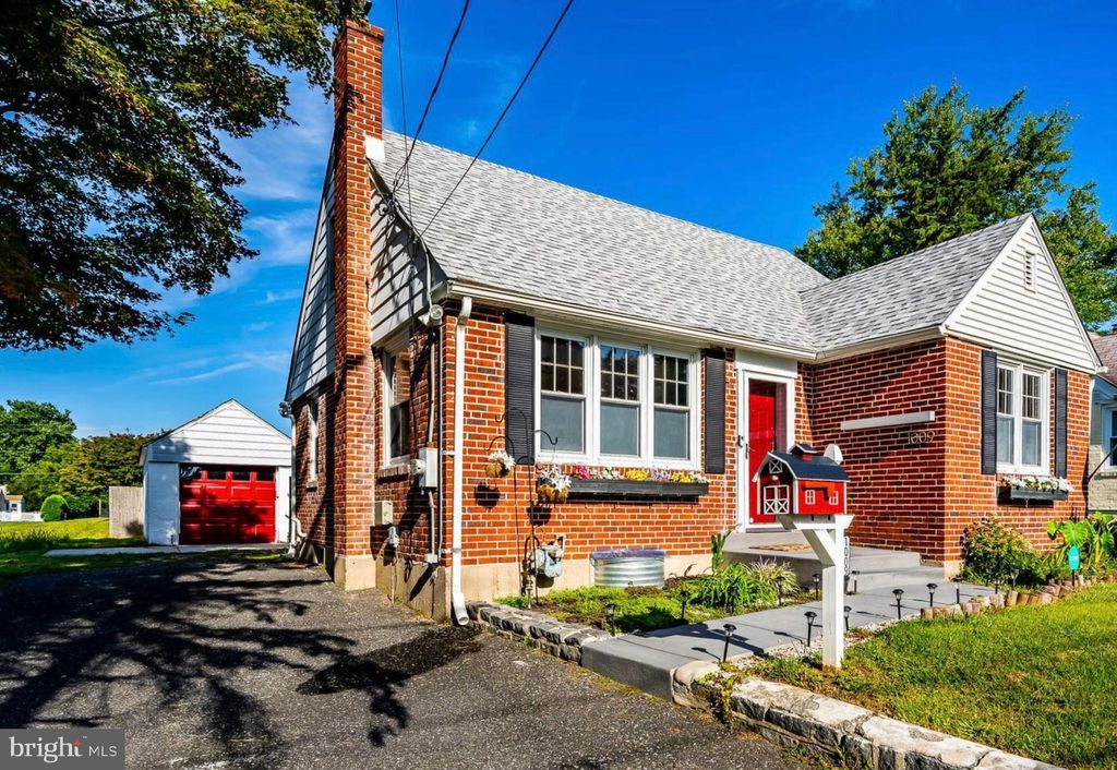 Photo of 1009 Morton Avenue, FOLSOM, PA 19033 (MLS # PADE2108114)