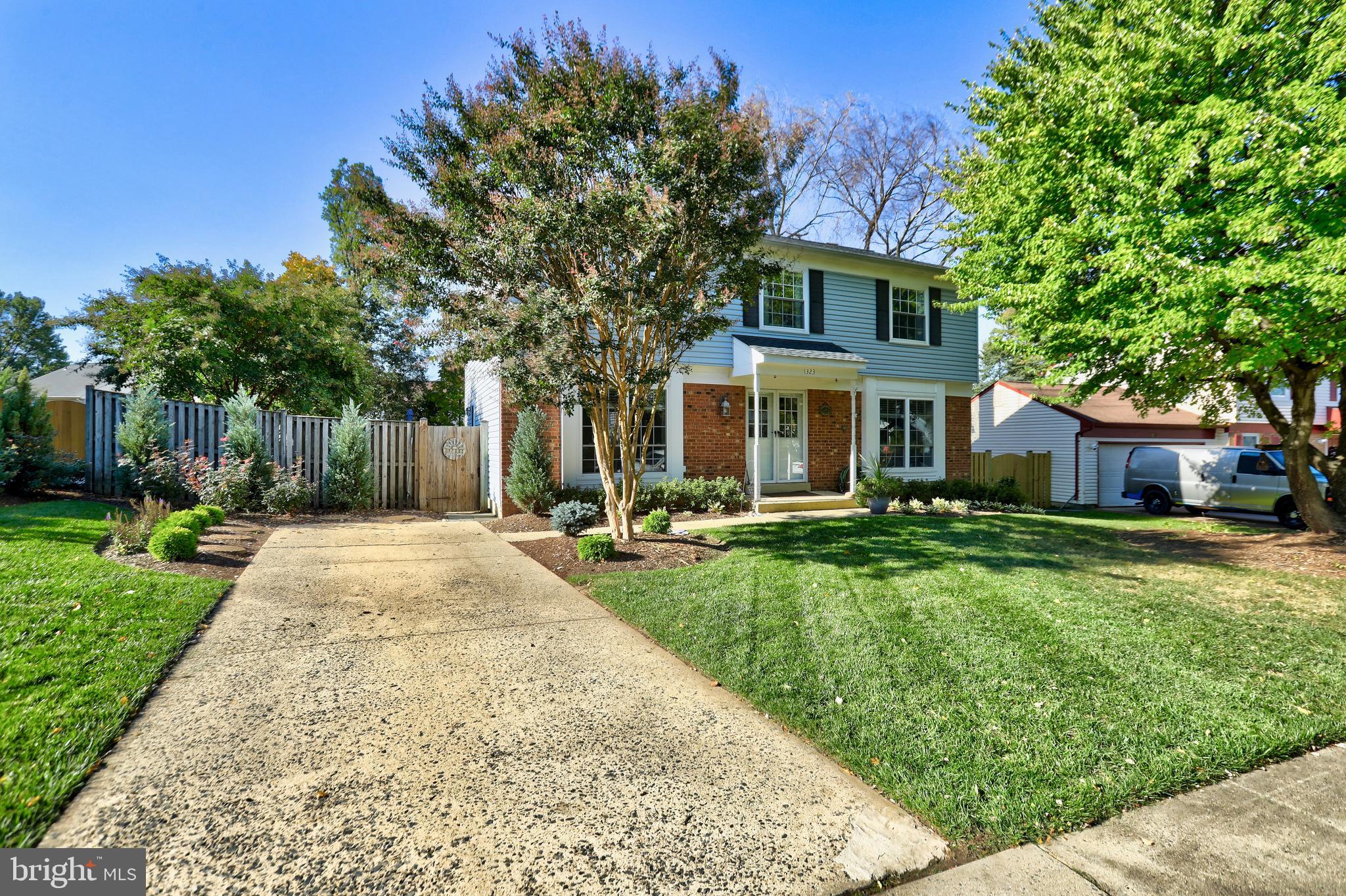 FOUR SEASONS - Residential