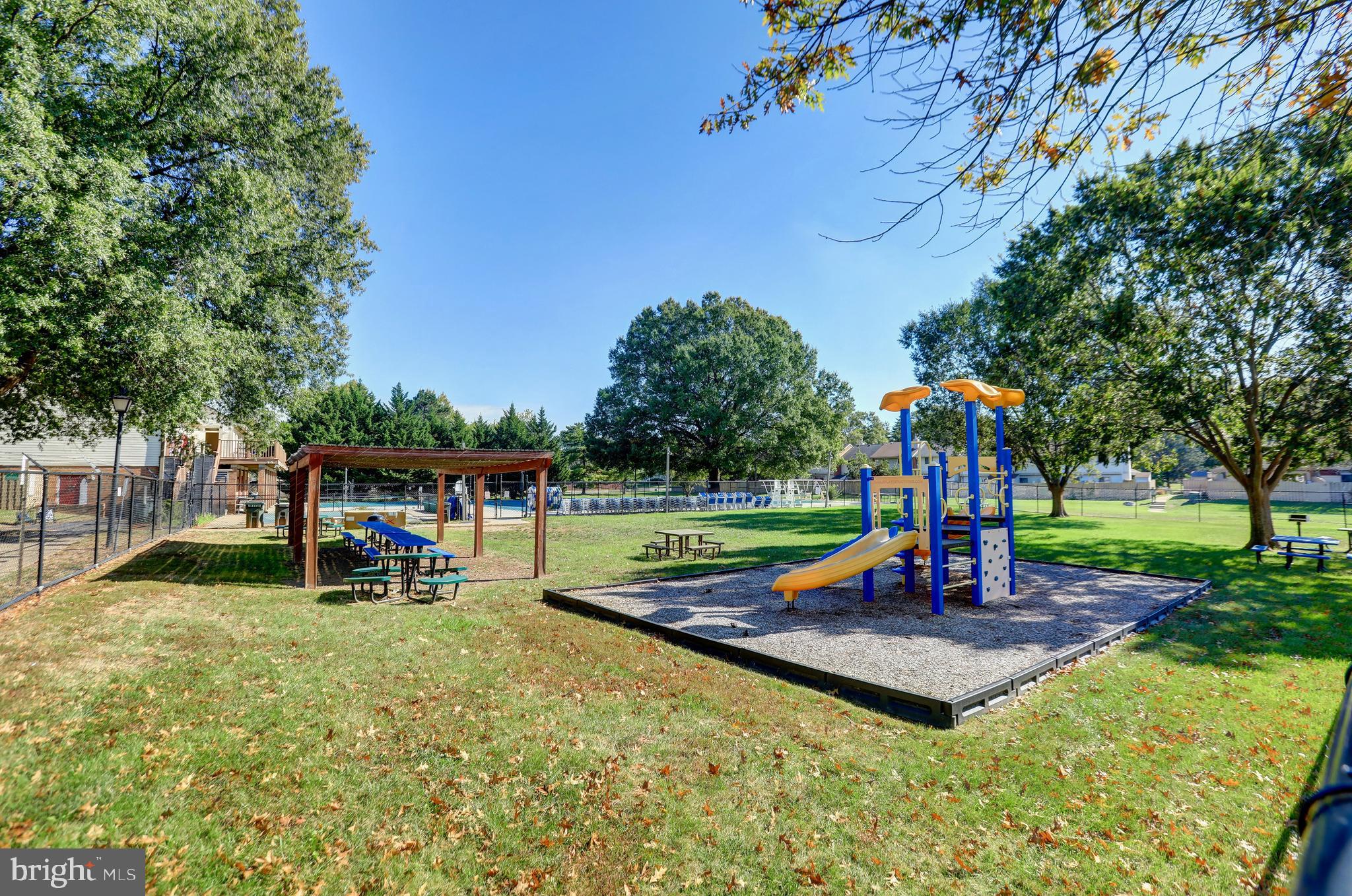 FOUR SEASONS - Residential