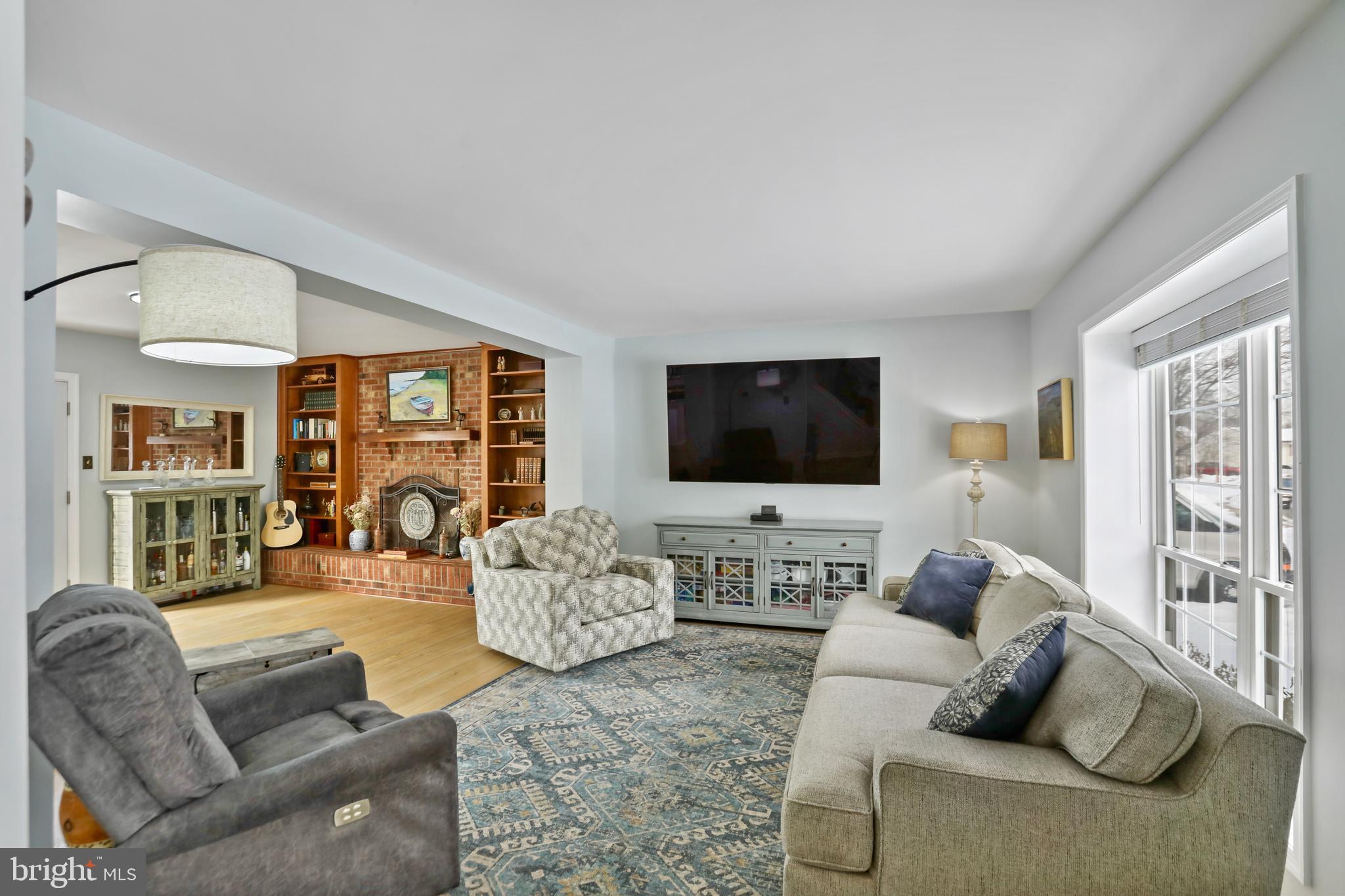 FOUR SEASONS - Residential