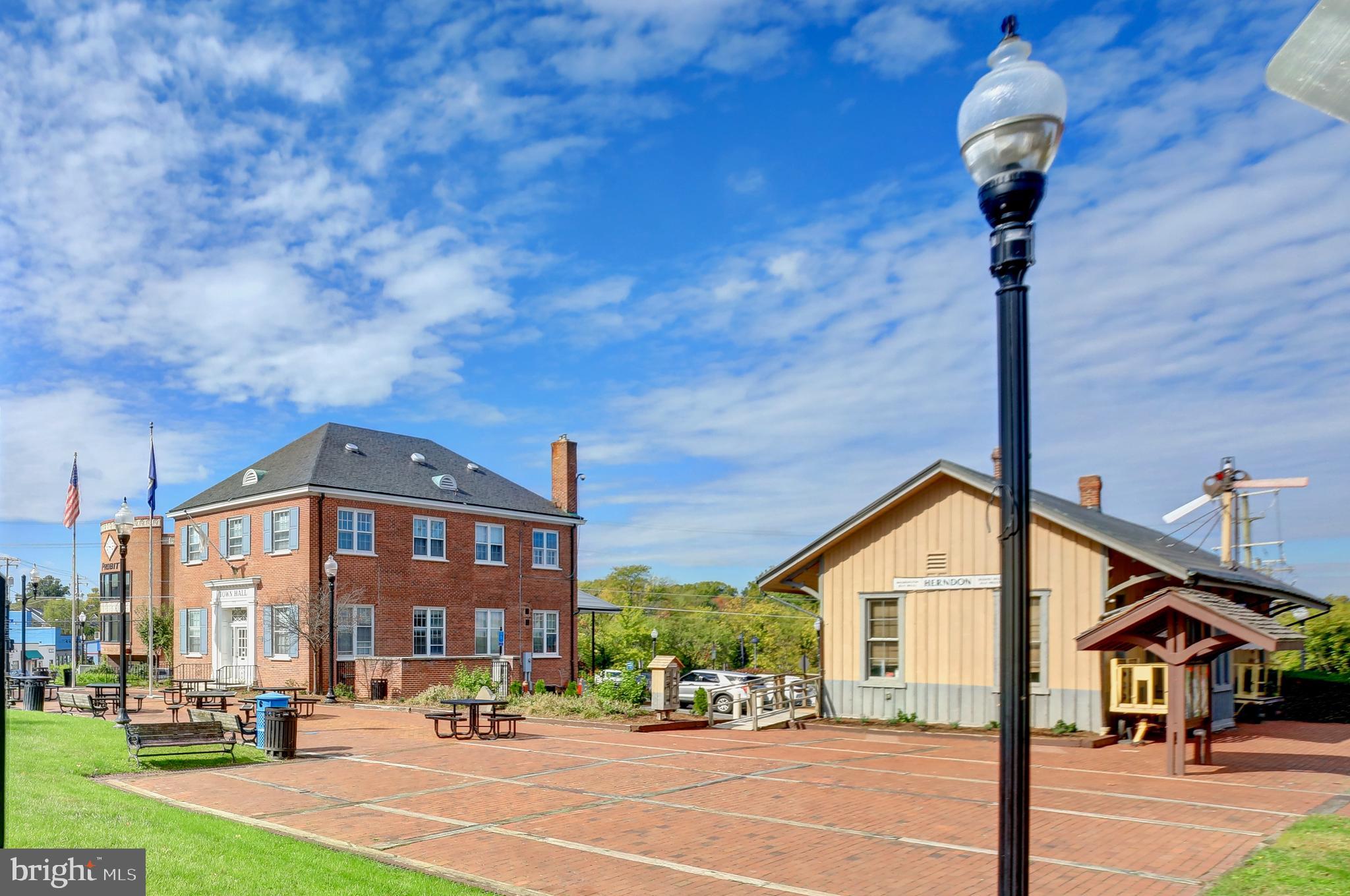 FOUR SEASONS - Residential