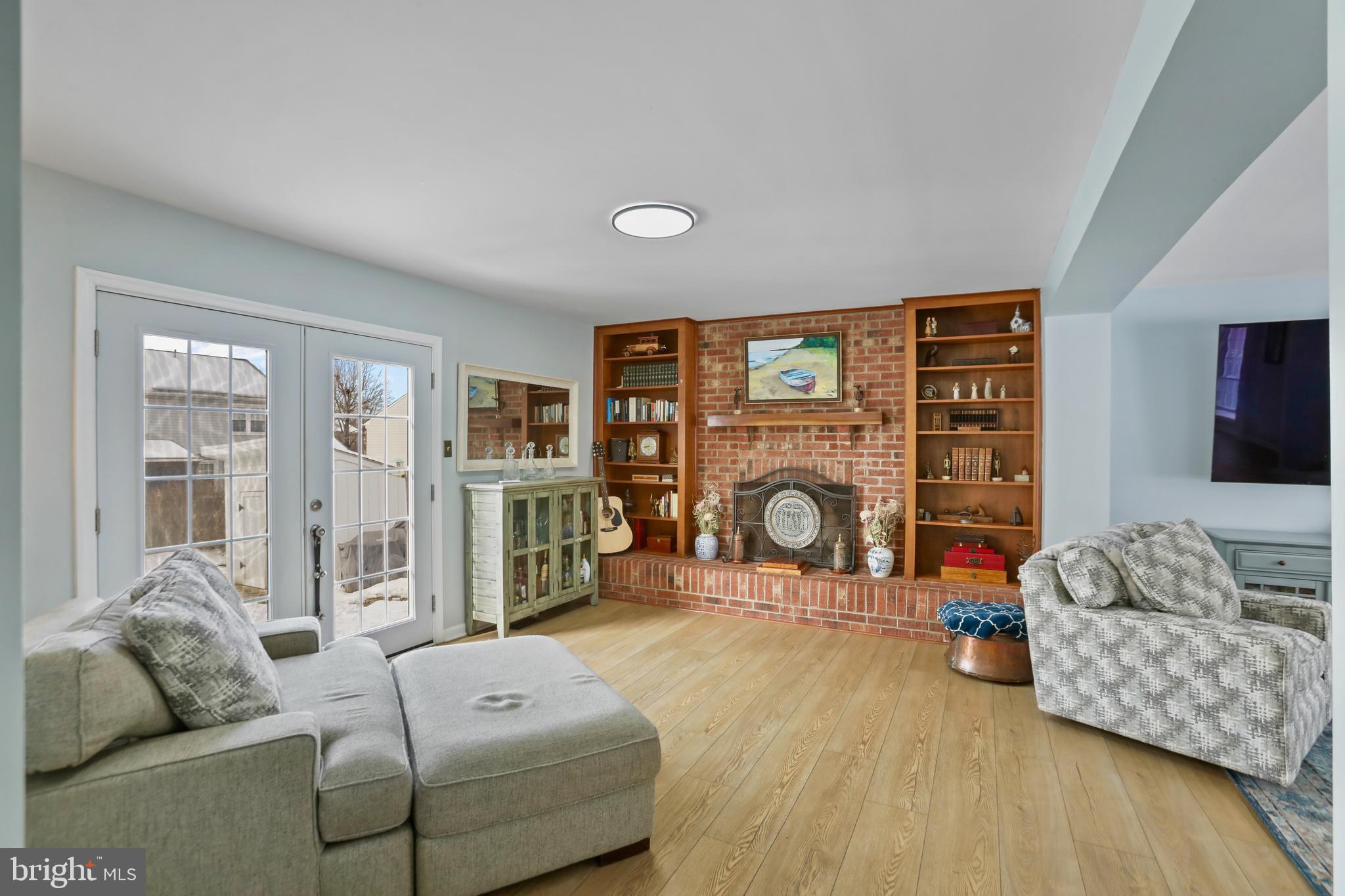 FOUR SEASONS - Residential