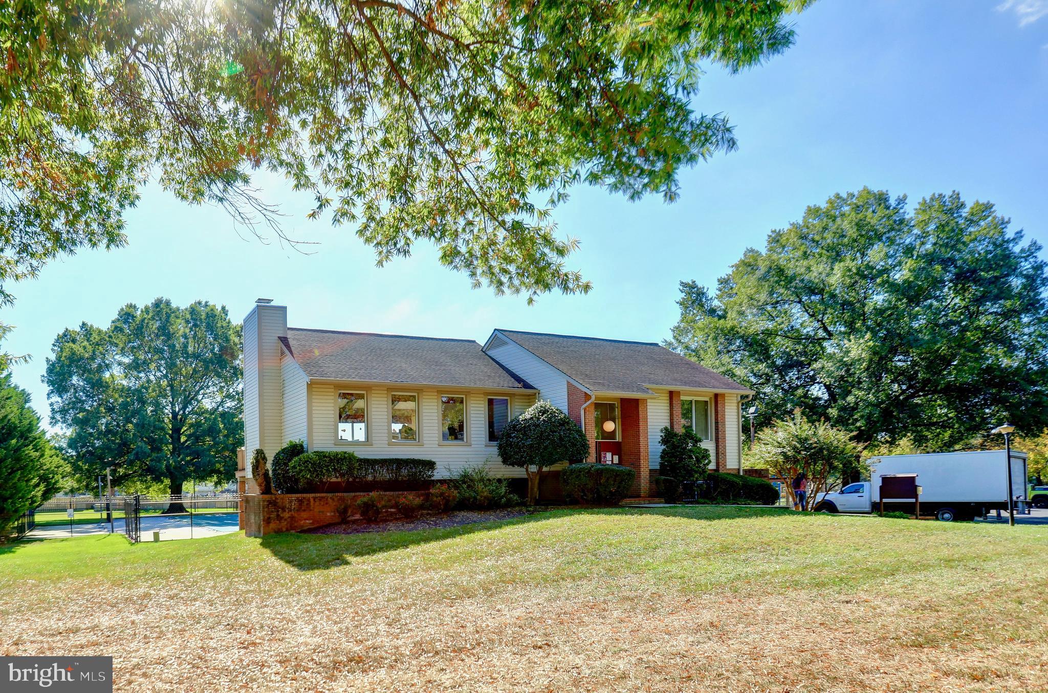 FOUR SEASONS - Residential