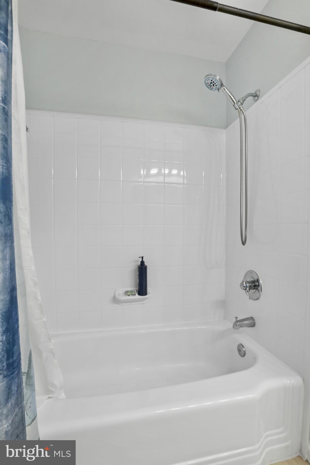 FOUR SEASONS - Residential