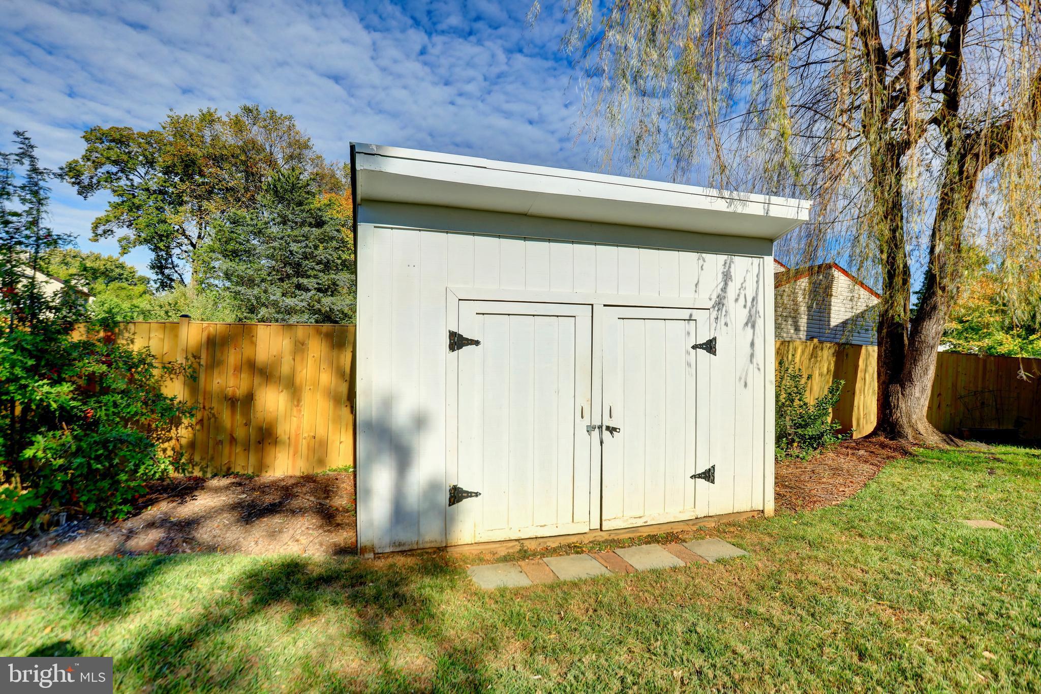 FOUR SEASONS - Residential