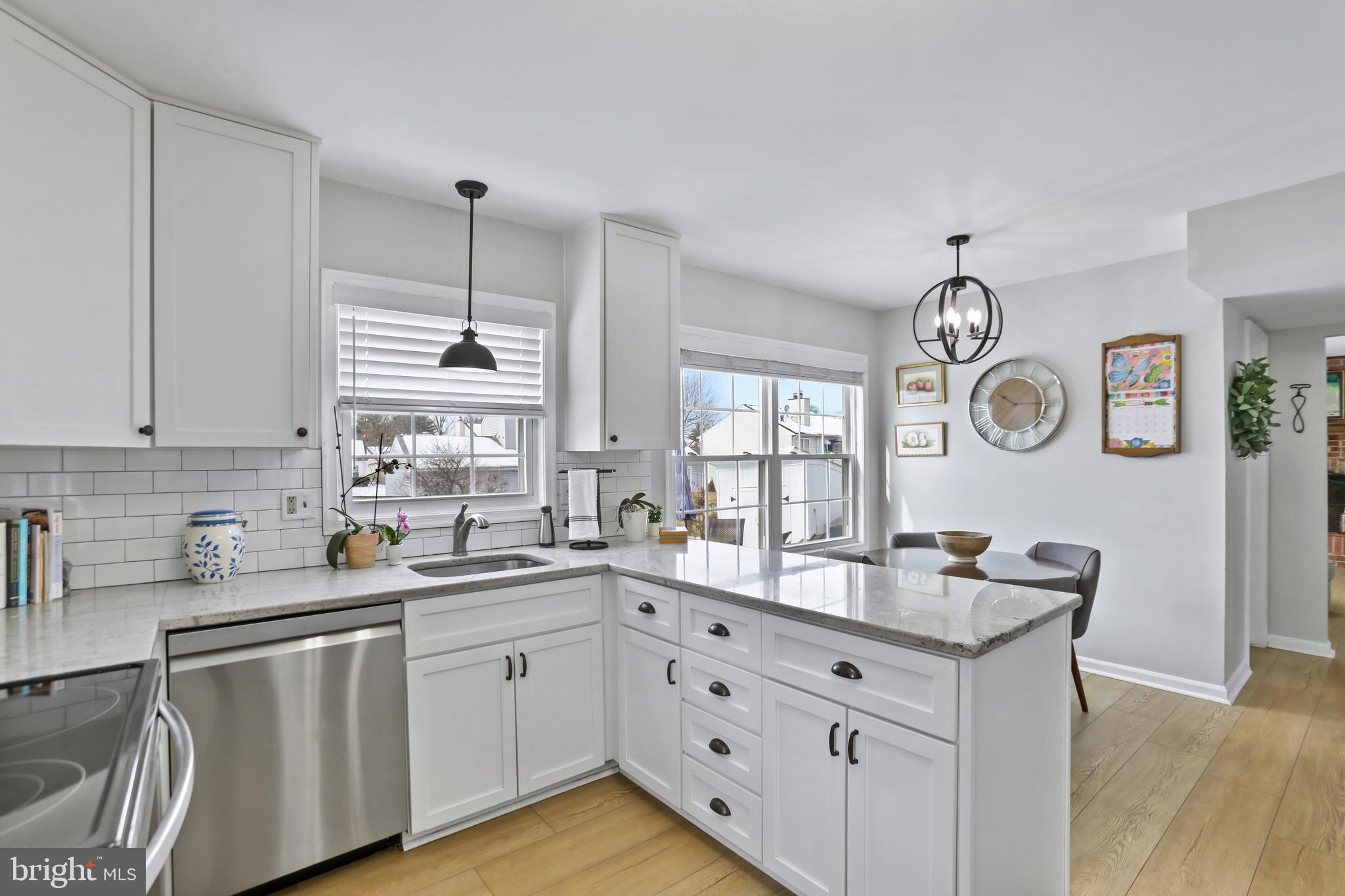 FOUR SEASONS - Residential