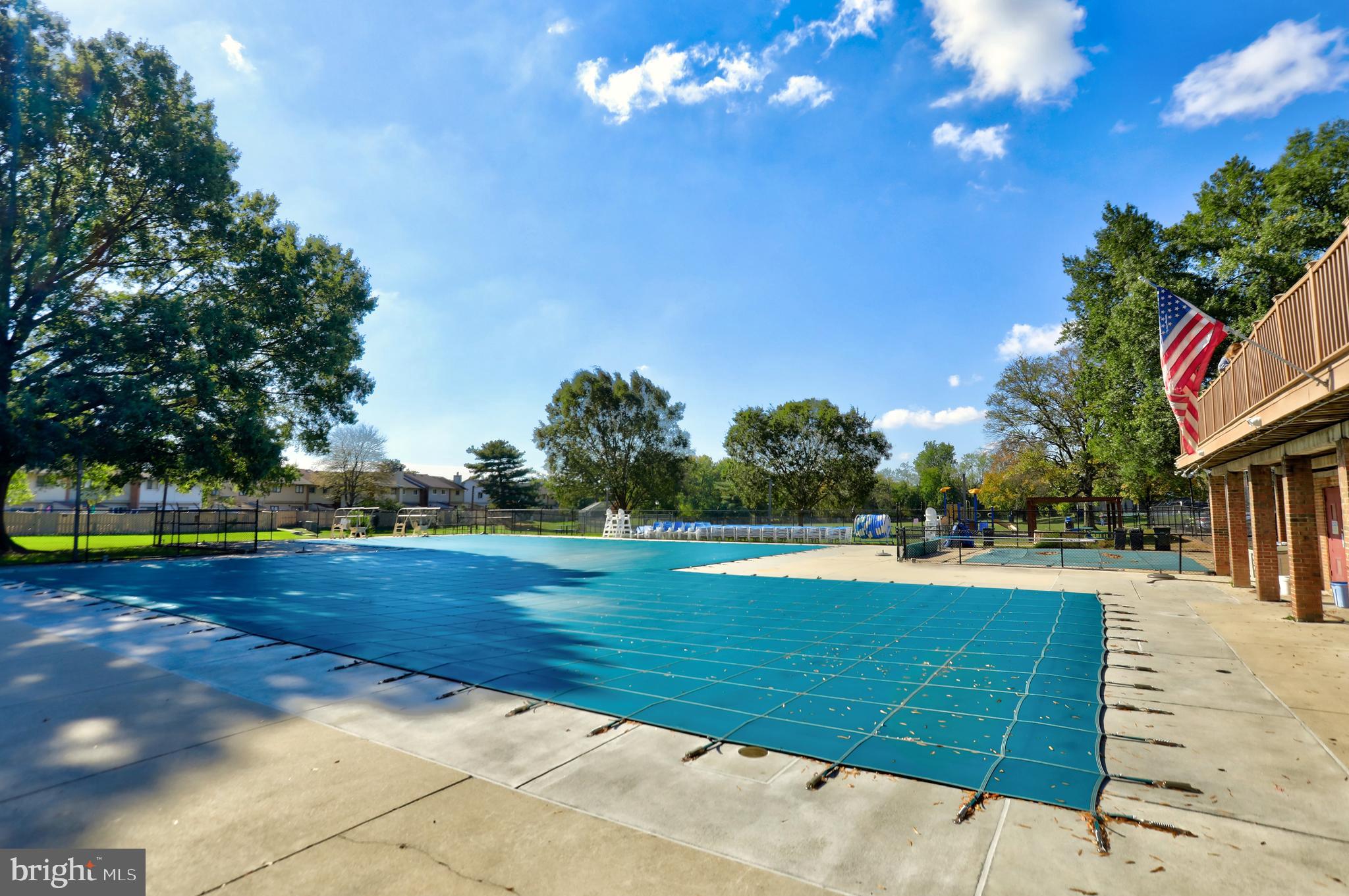 FOUR SEASONS - Residential