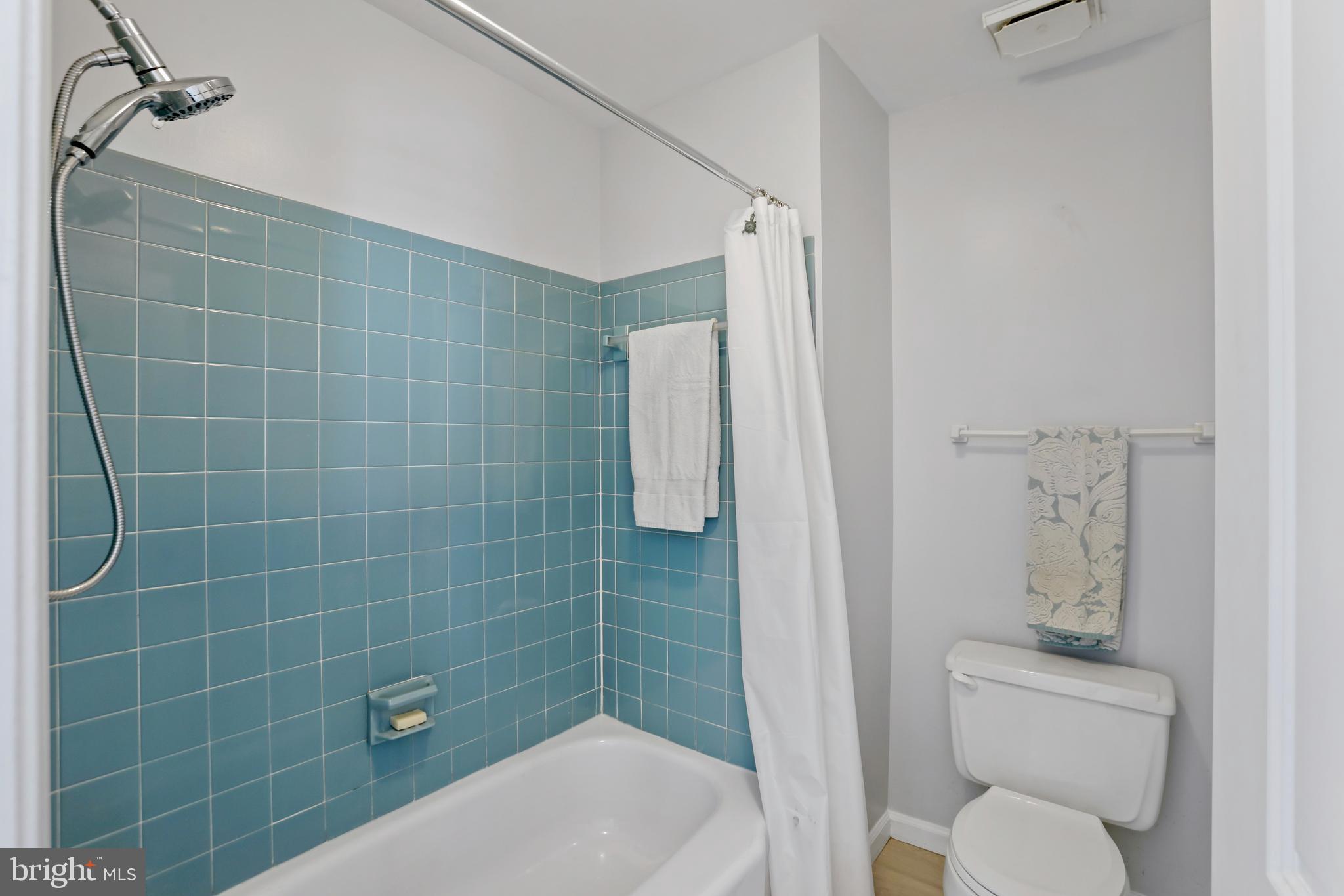 FOUR SEASONS - Residential