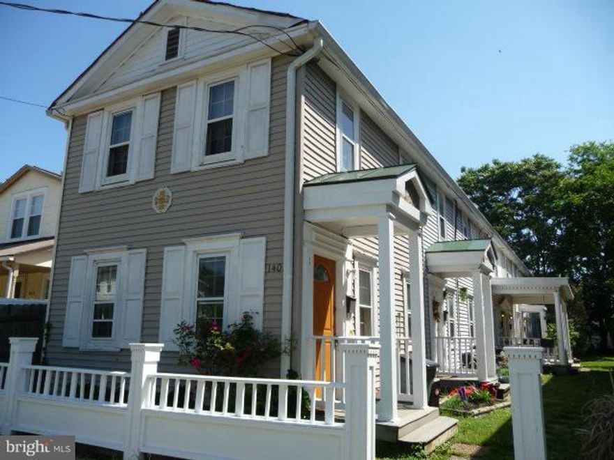 GREAT DOWNTOWN LOCATION.. 2 STORIES TOWN HOME..EXTRA LARGE BEDROOM..HARDWOOD FLOORS..RENT INCLUDES WATER/SEWER AND TRASH PICK UP..WASHER/DRYER... NO DOGS.. Rent increases to $1200 if more than one person.