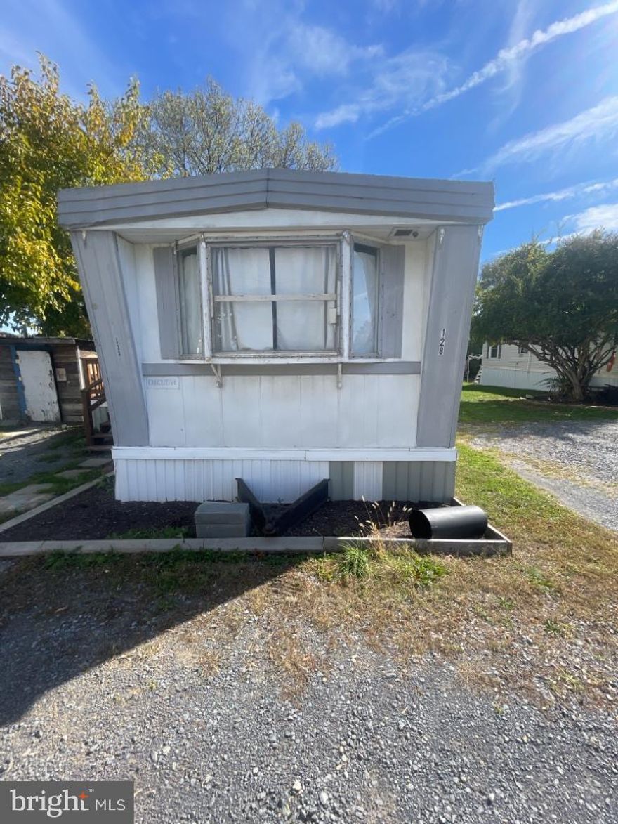 This 2 Bedroom/ 1 Bathroom manufactured home is situation in Fabric Trailer Park. Featuring a spacious living area, this unit has been freshly painted!  There is an outside shed for additional storage. 

Rent Includes:
- Trash Removal 
- Water/ Sewer Services
- Renter's Insurance
- Second Nature Air Filter Subscription 

Pets are a Case by Case basis. 

EHO.