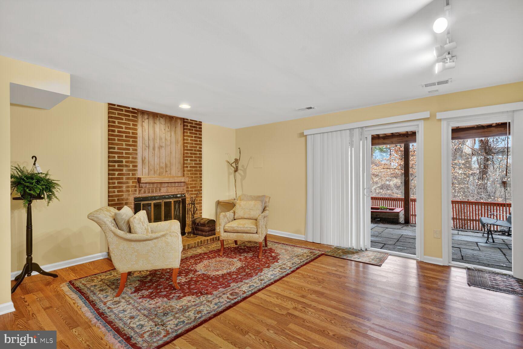 POTOMAC OUTSIDE - Residential