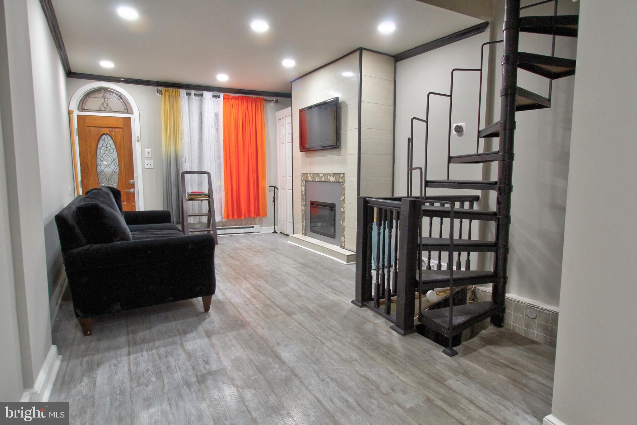 QUEEN VILLAGE - Residential