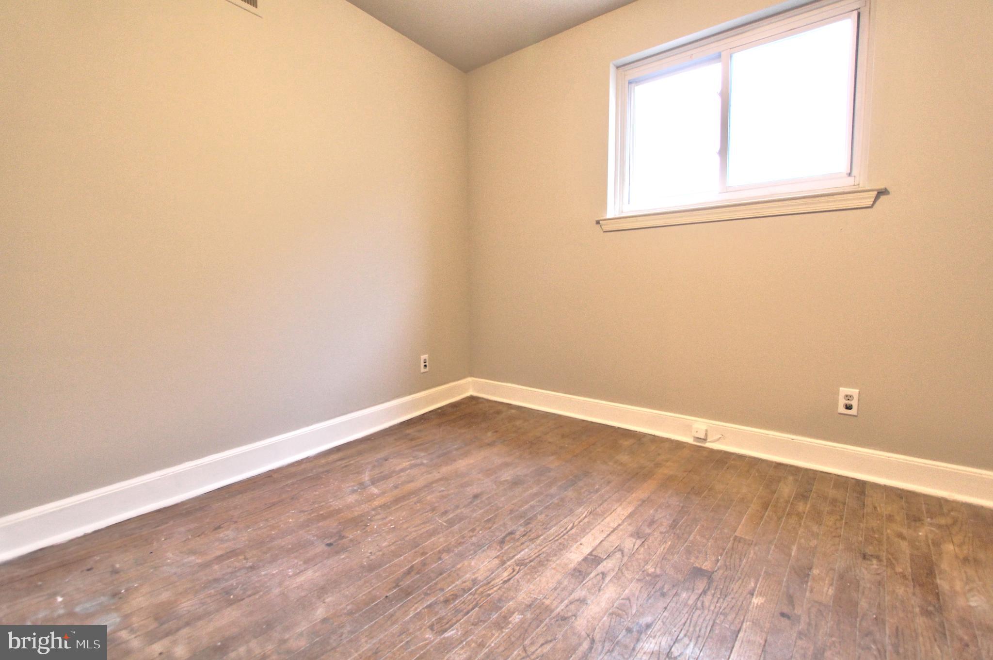 QUEEN VILLAGE - Residential