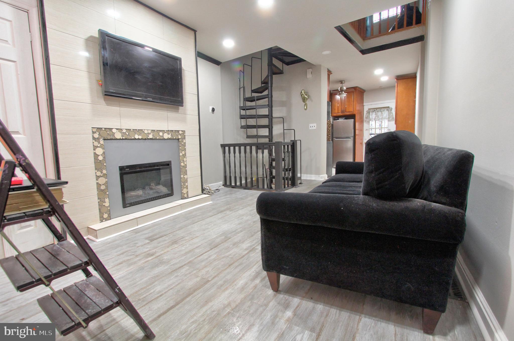 QUEEN VILLAGE - Residential